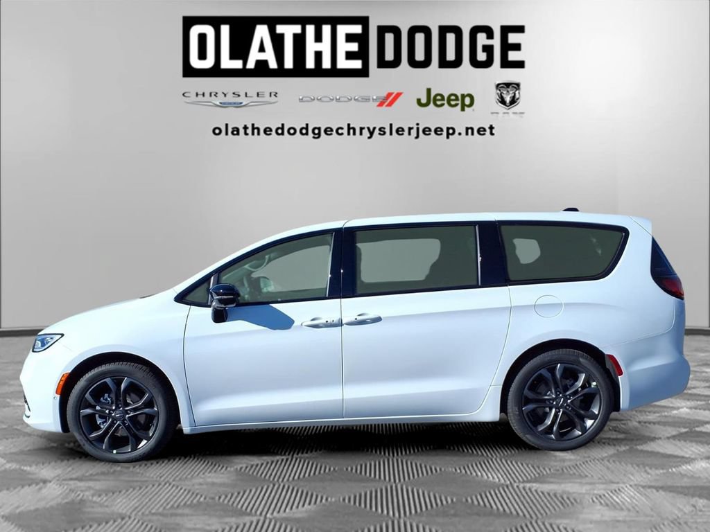 New 2026 Chrysler Pacifica Select FWD image 18