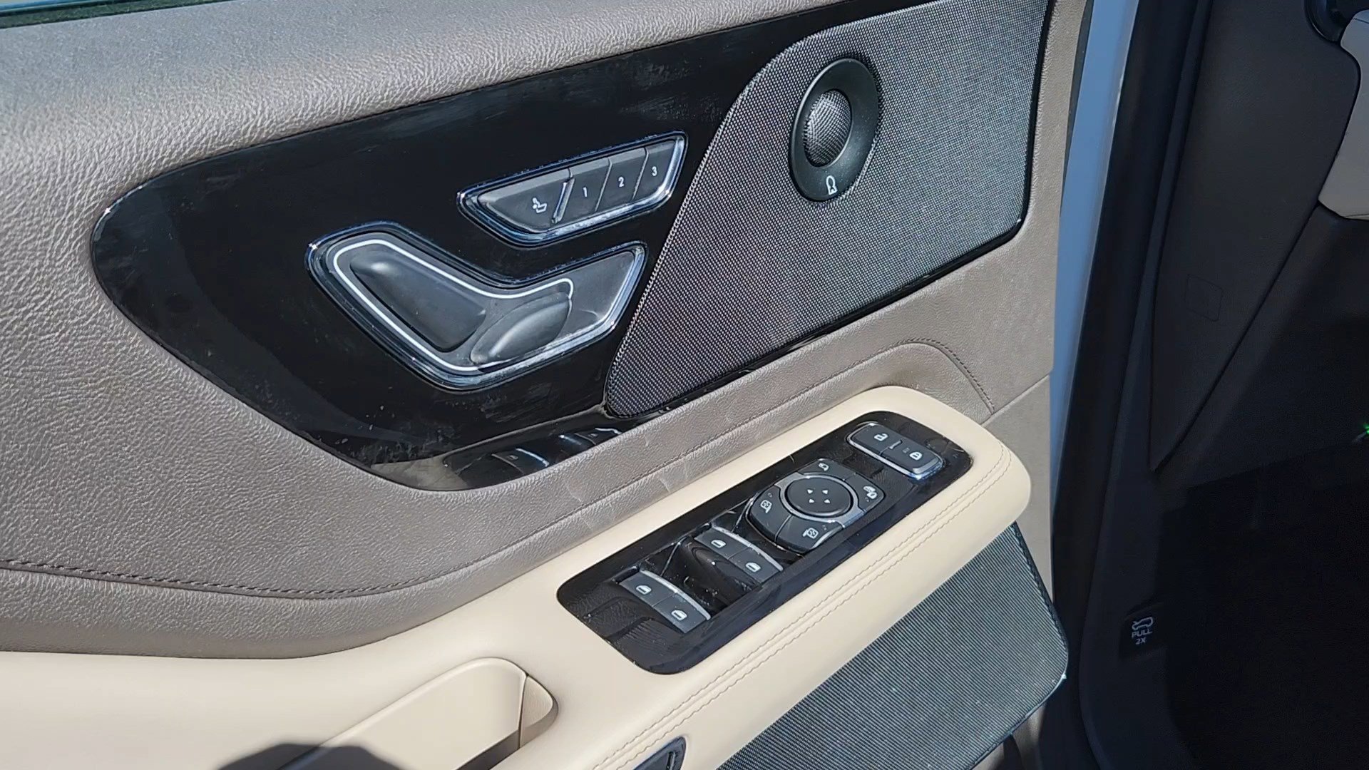 Used 2023 Lincoln Aviator Reserve w/ Equipment Group 201A image 7