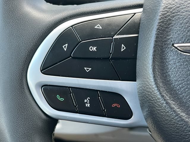 Used 2023 Chrysler Pacifica Touring-L FWD image 21