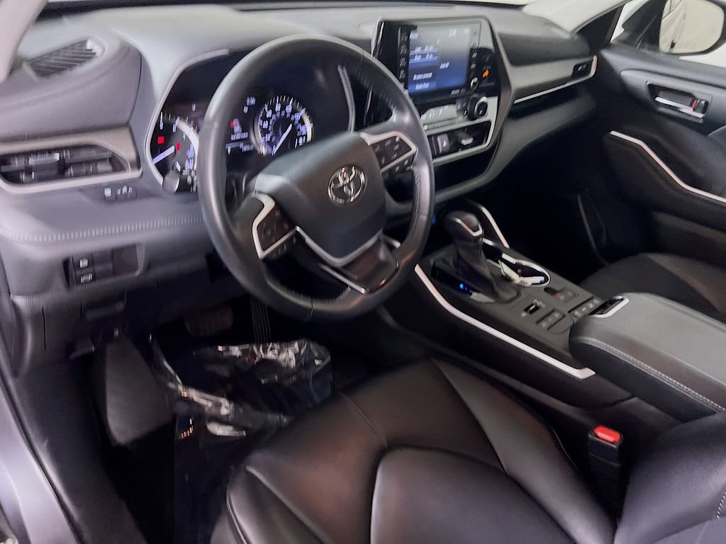 Used 2022 Toyota Highlander XLE AWD/4WD image 9