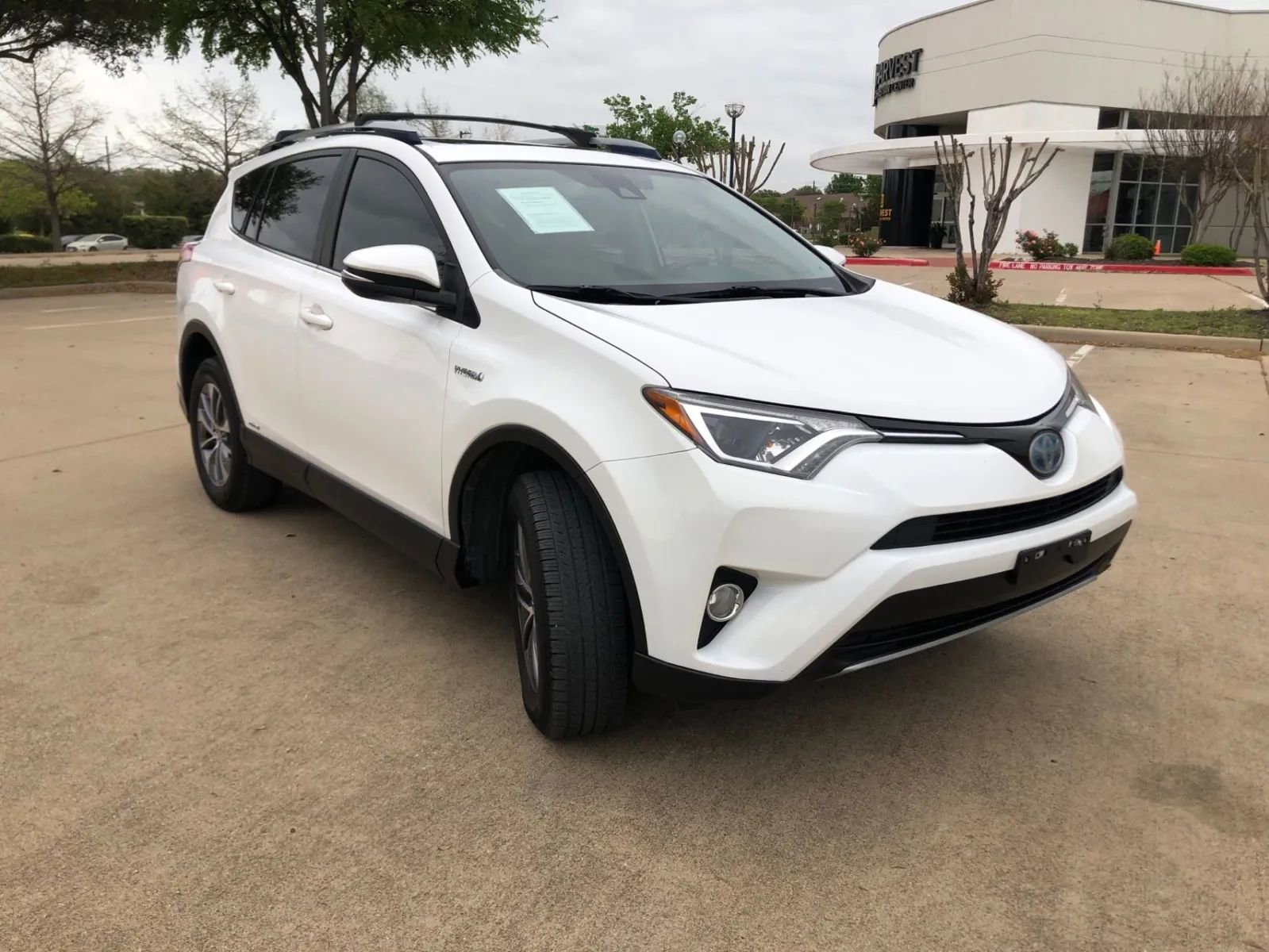 Used 2017 Toyota RAV4 XLE AWD/4WD image 3