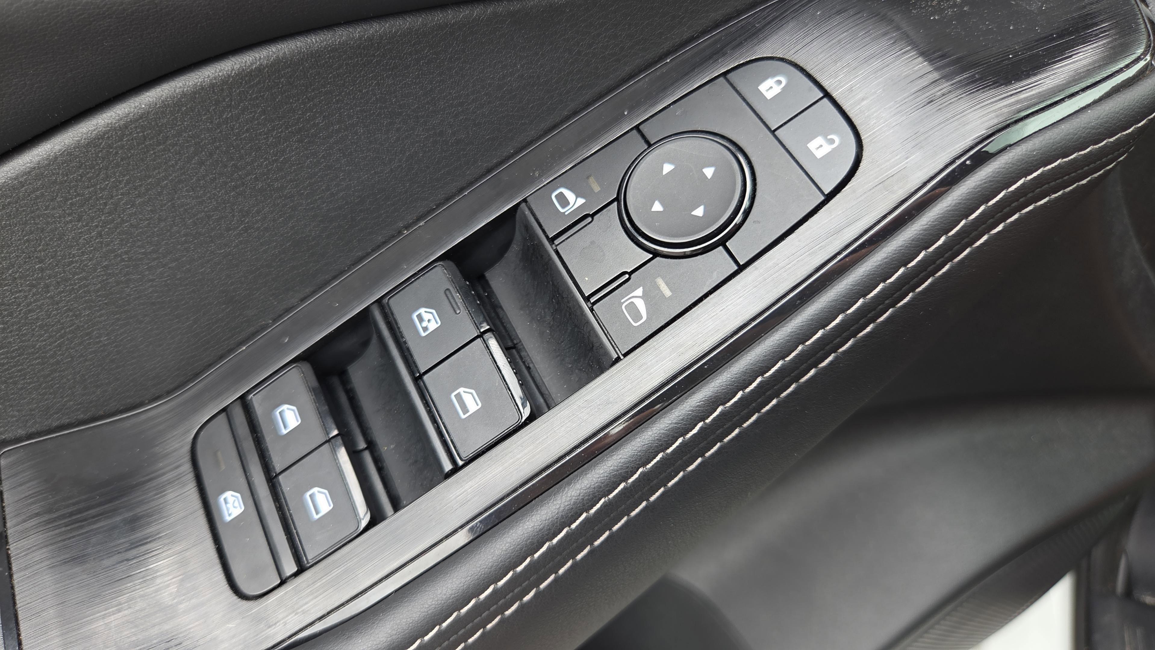 Used 2023 Nissan Rogue SV w/ SV Premium B Package image 28