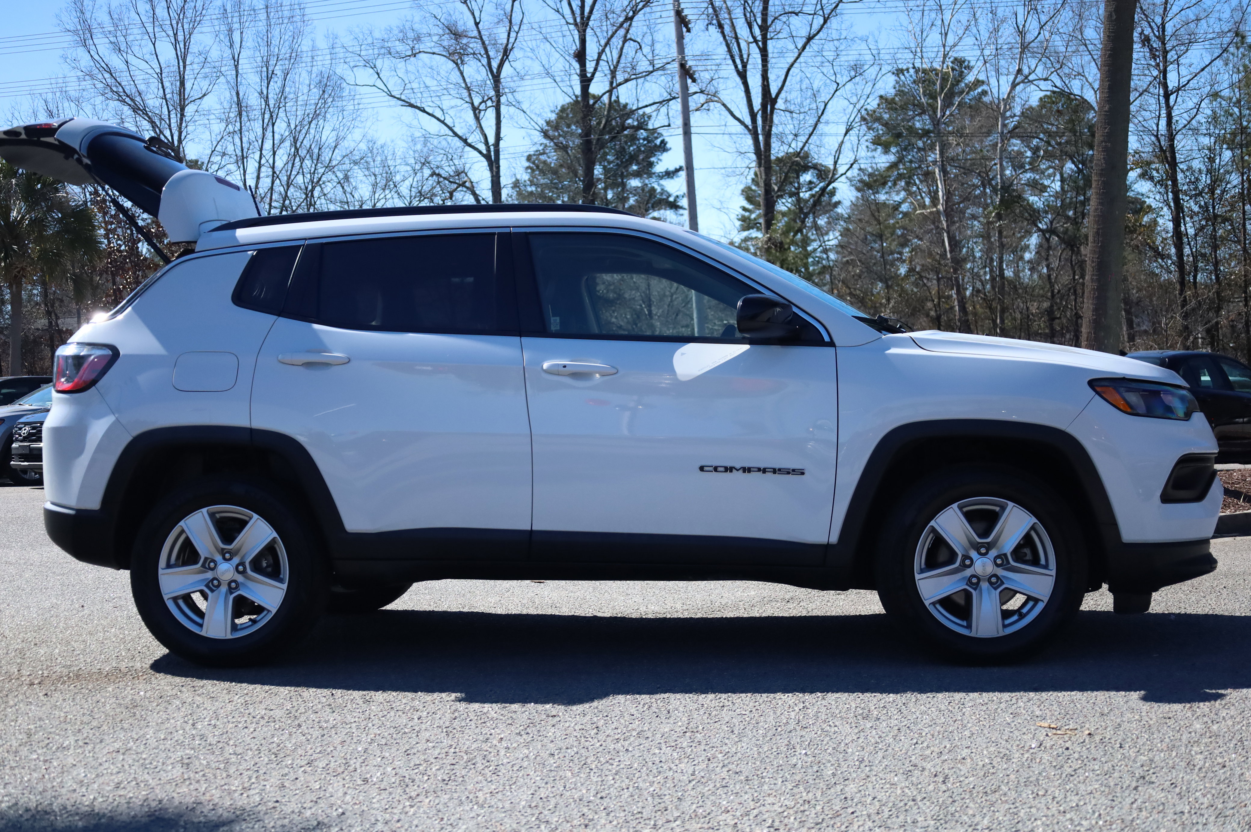 Used 2022 Jeep Compass Latitude w/ Sun and Sound Group image 6