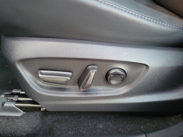 Used 2023 Toyota Crown Limited image 12