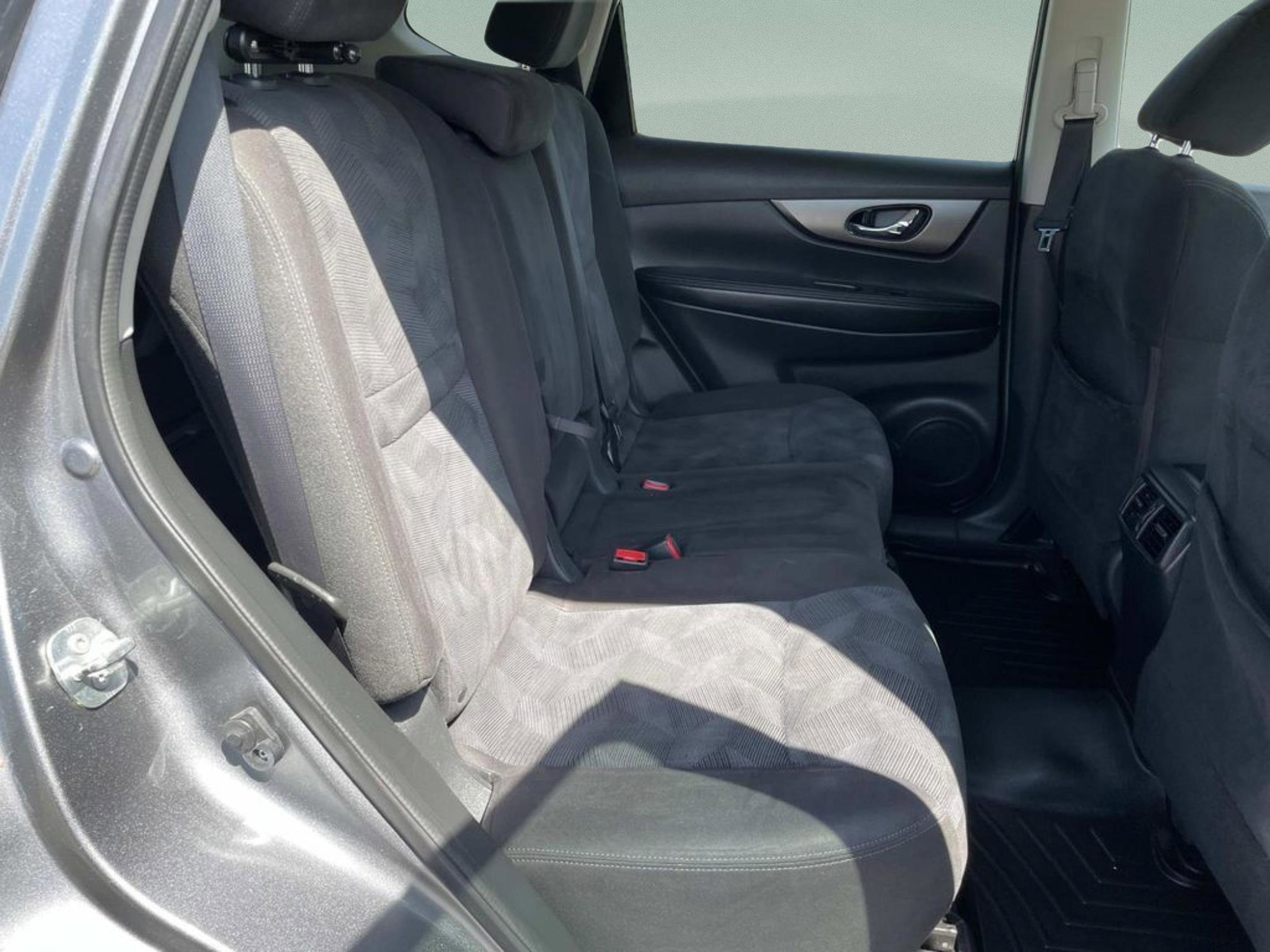 Used 2015 Nissan Rogue SV FWD image 16