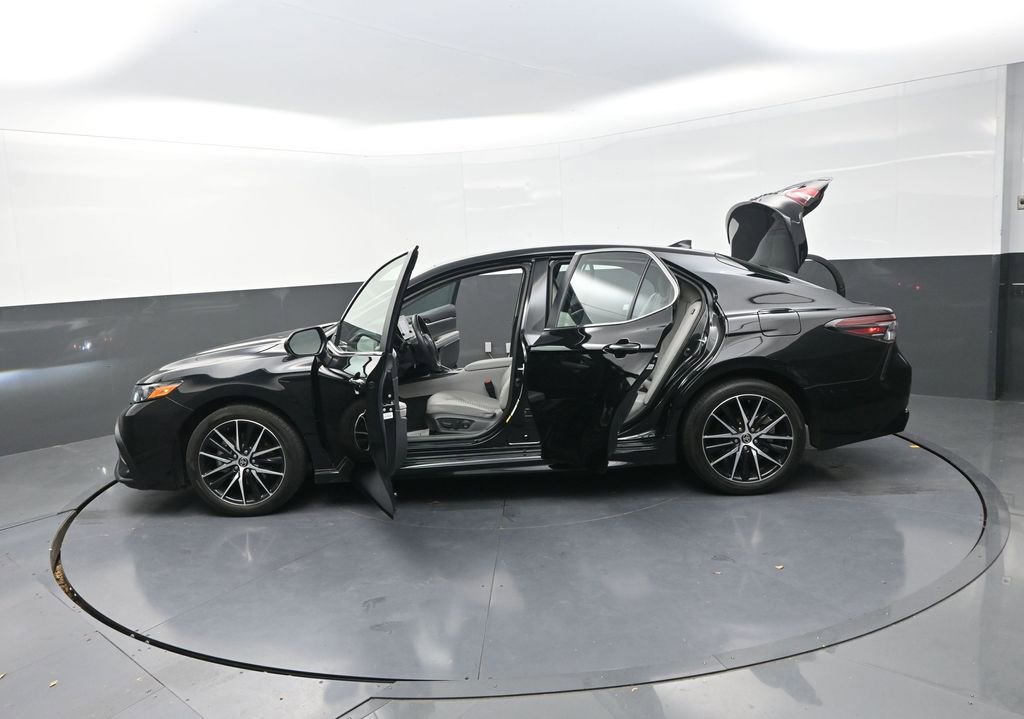 Used 2024 Toyota Camry SE w/ Cold Weather Package image 32