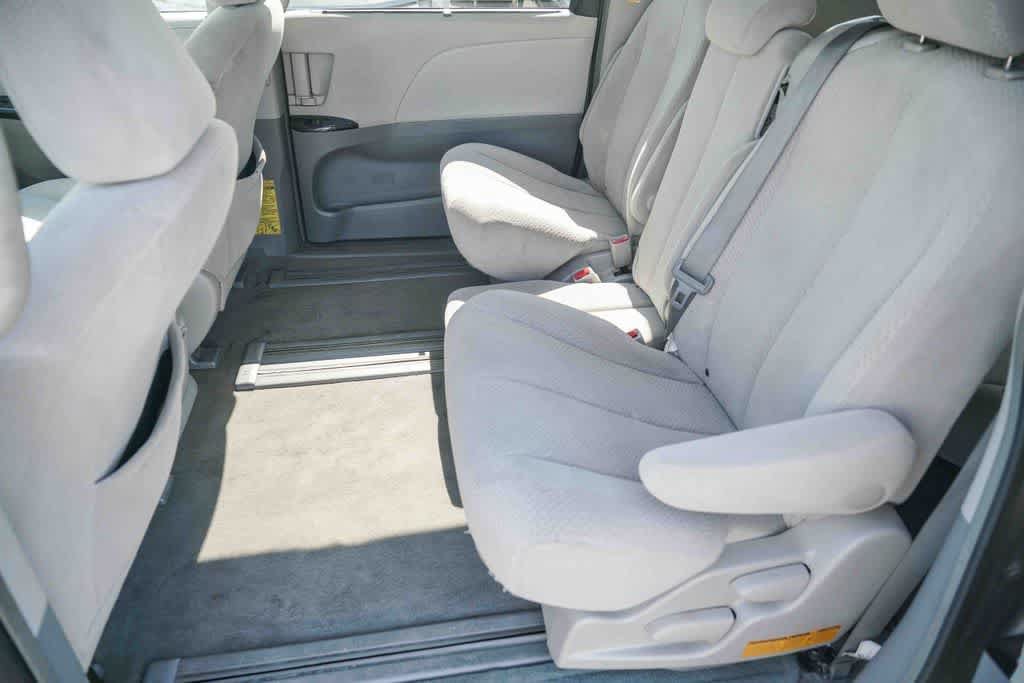 Used 2012 Toyota Sienna LE w/ Towing Pkg FWD image 17