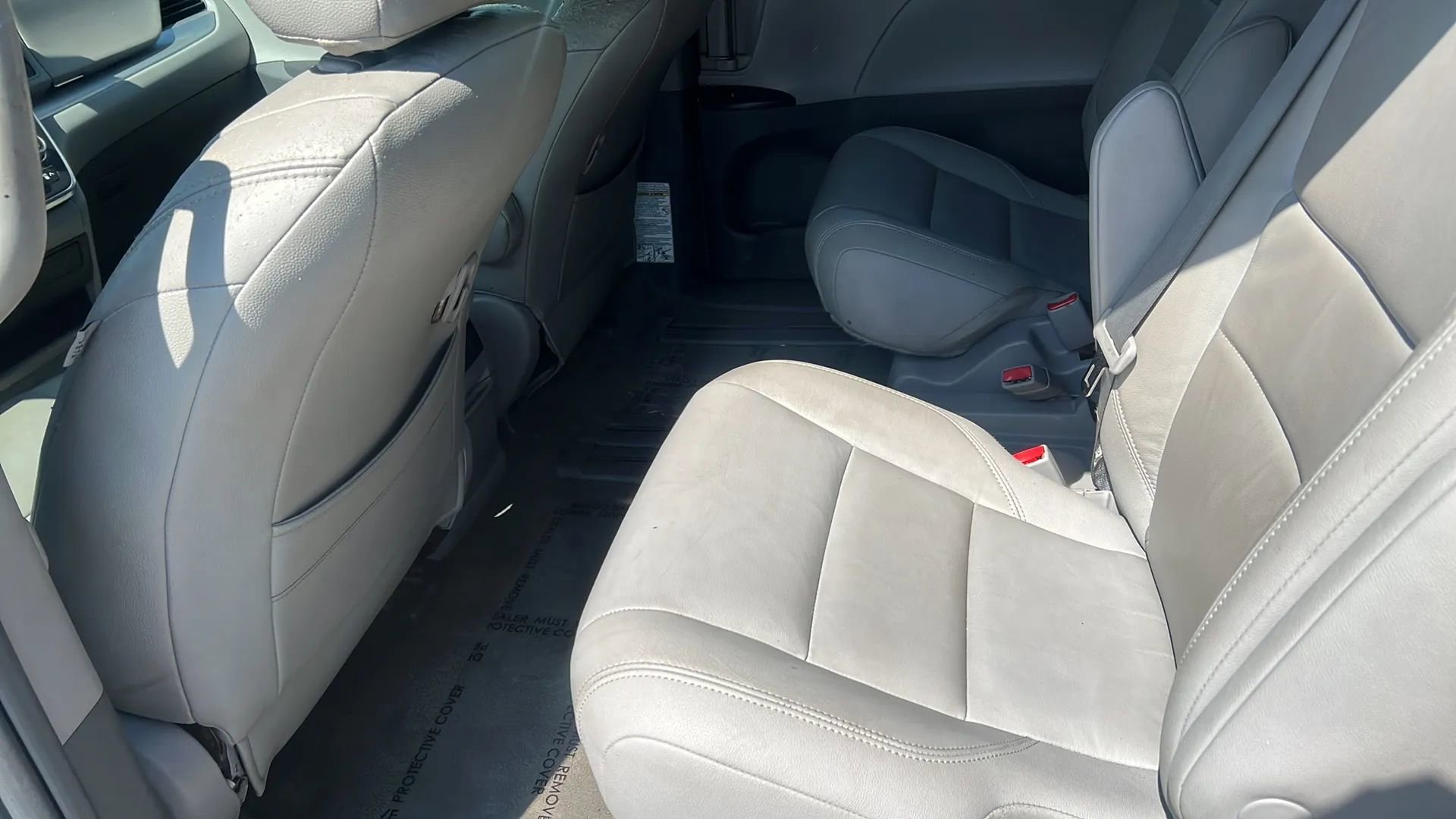 Used 2018 Toyota Sienna LE w/ Carpet Mat Package image 12