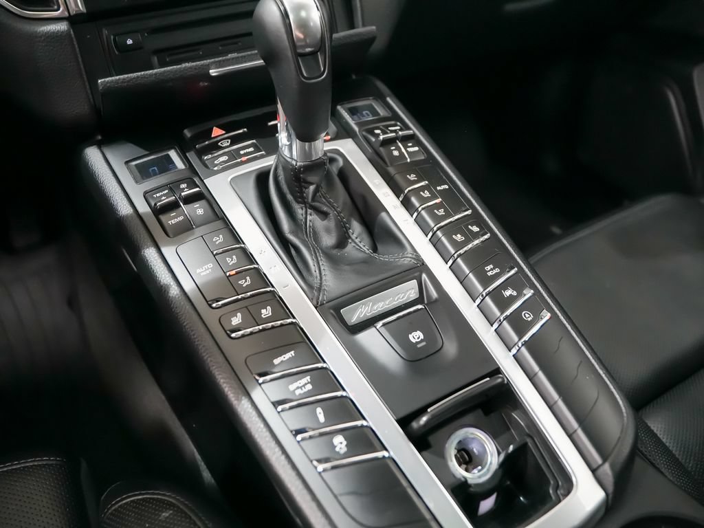 Used 2017 Porsche Macan Turbo AWD/4WD image 32