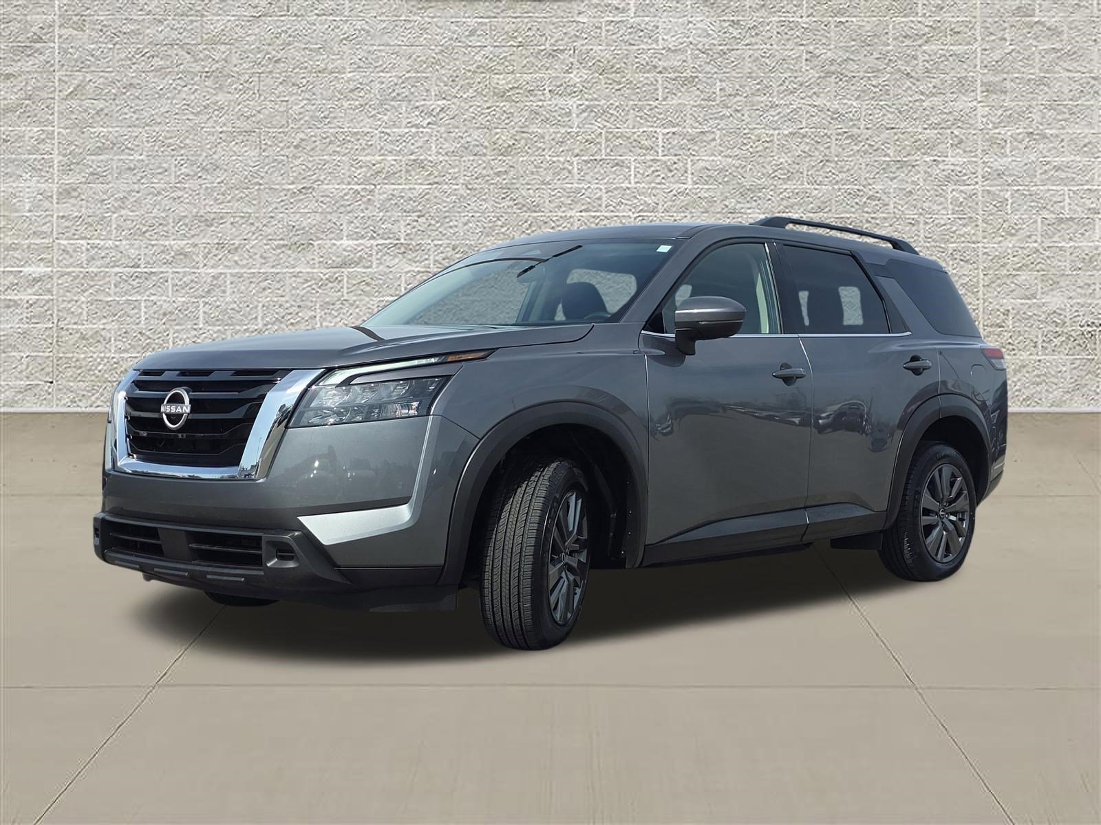 Used 2025 Nissan Pathfinder SV image 3