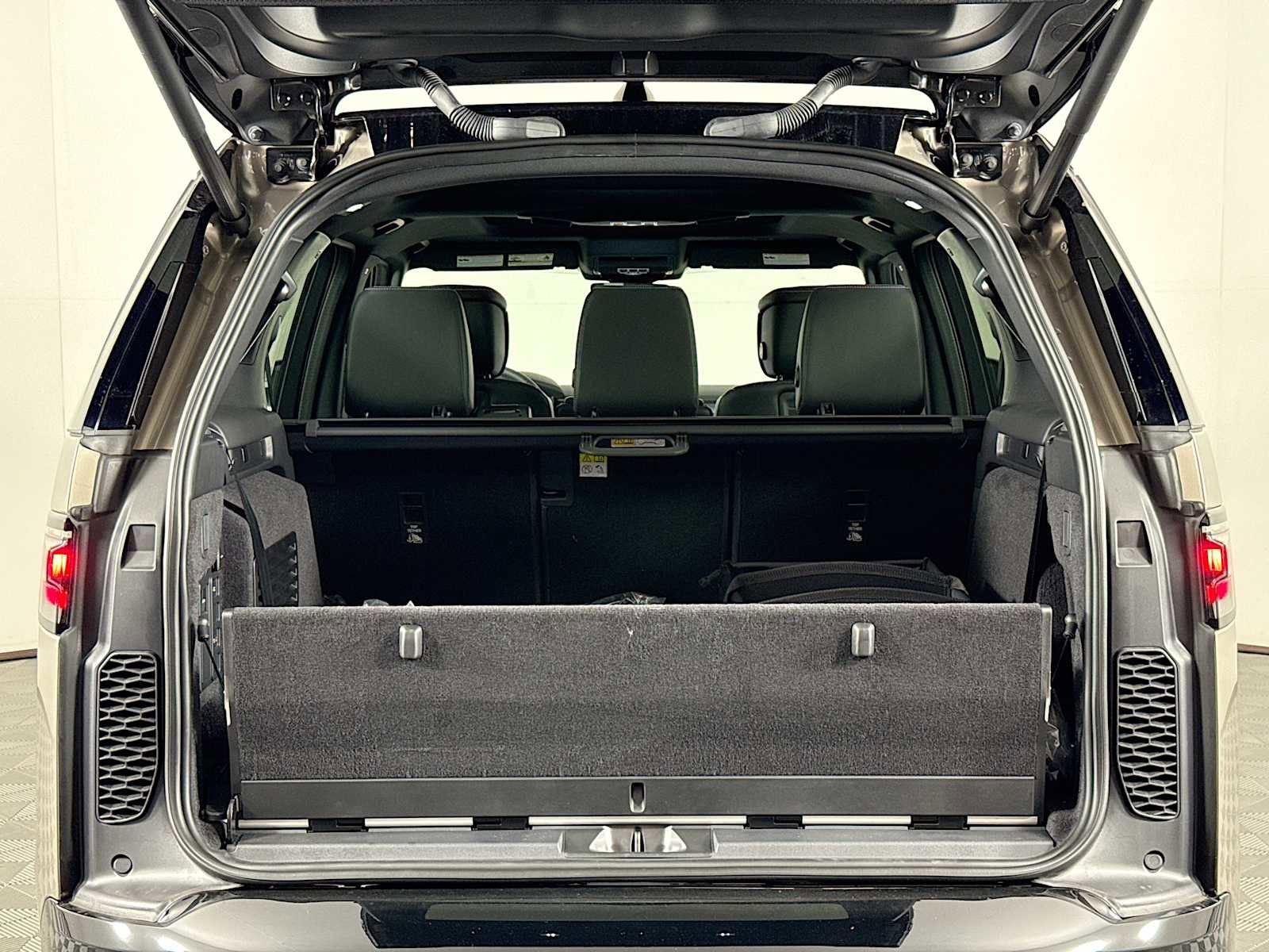 New 2025 Land Rover Discovery Dynamic SE image 25