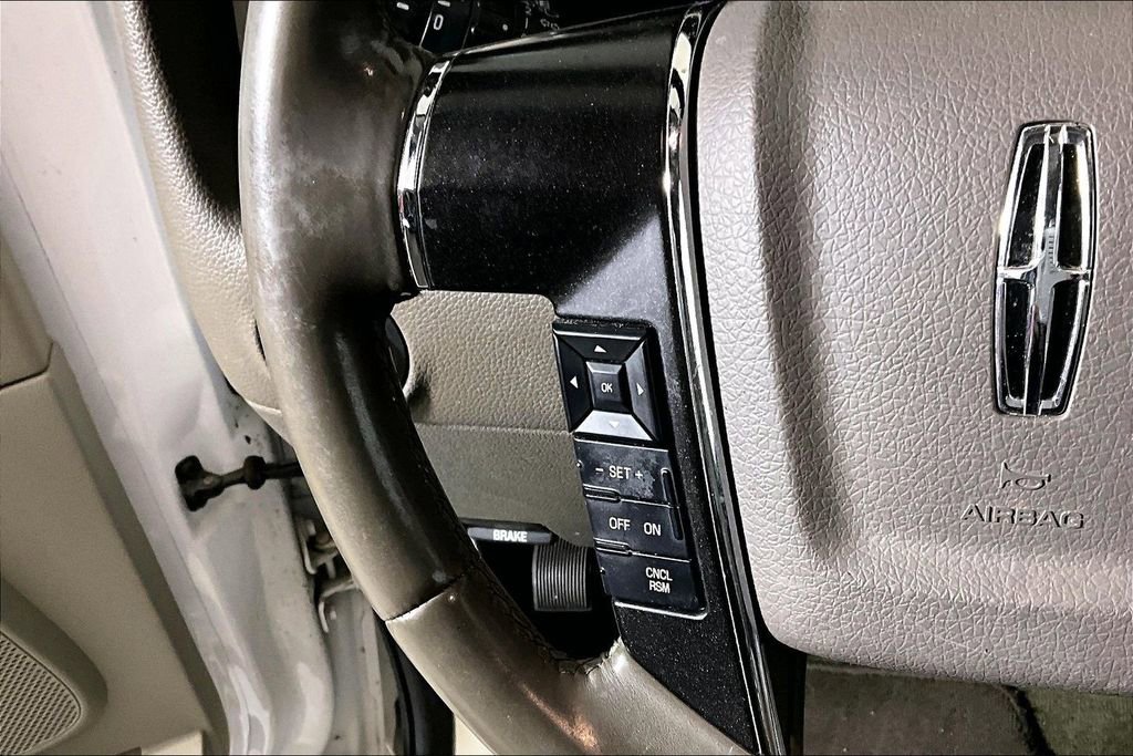 Used 2016 Lincoln Navigator Select image 14