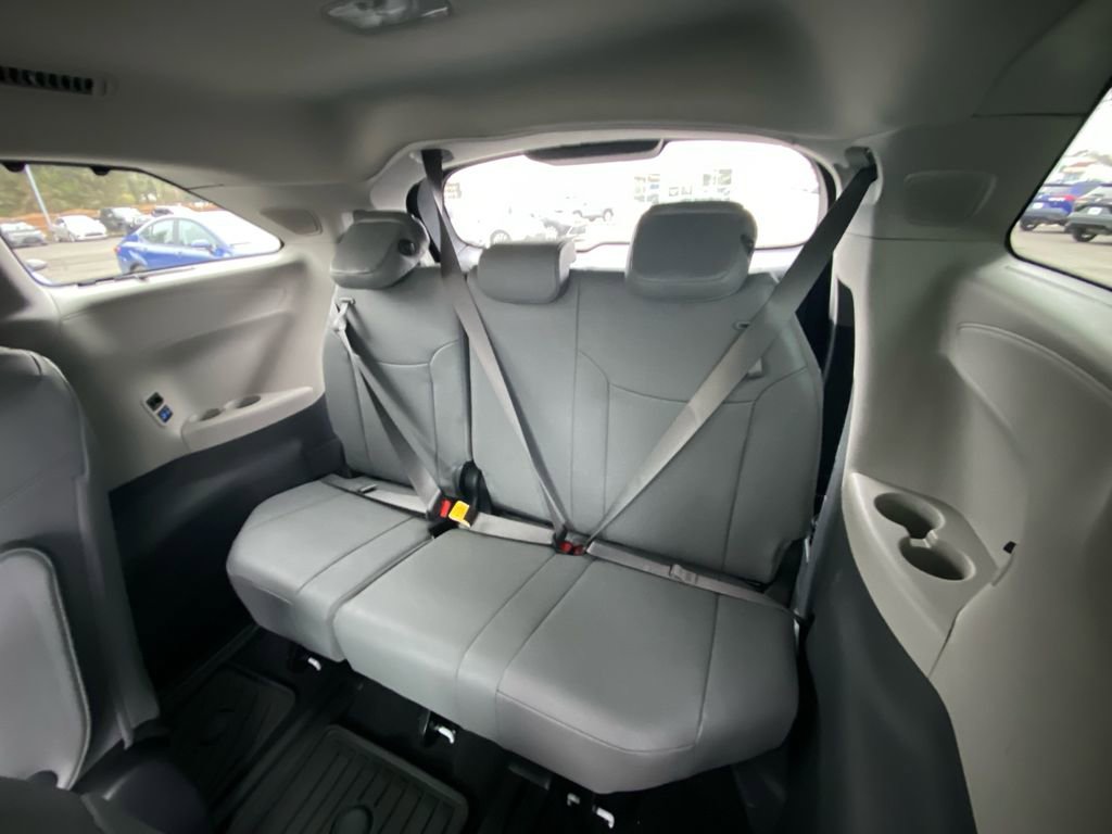 Used 2024 Toyota Sienna Limited image 30