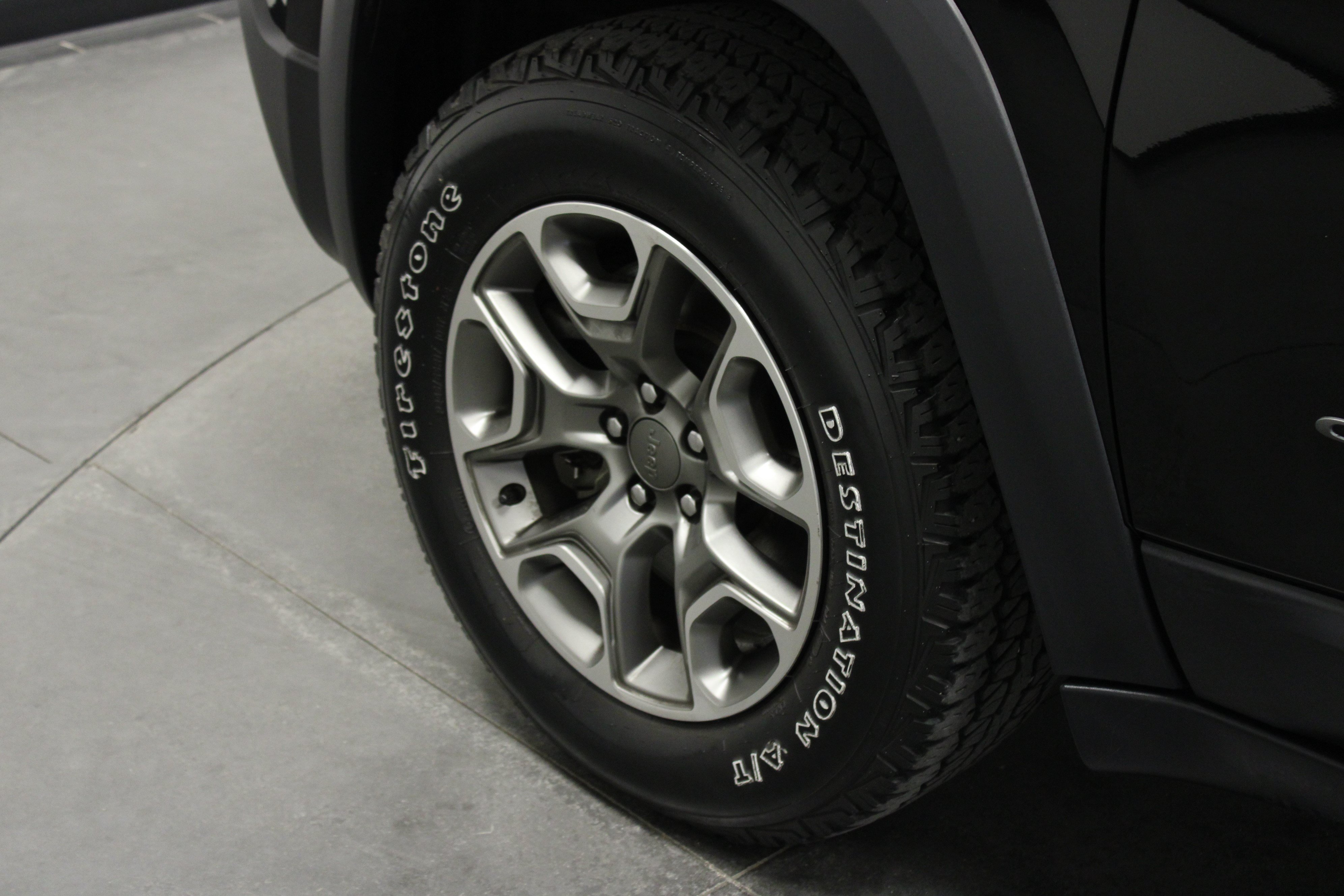 Used 2022 Jeep Cherokee Trailhawk w/ Premium Leather Package AWD/4WD image 10