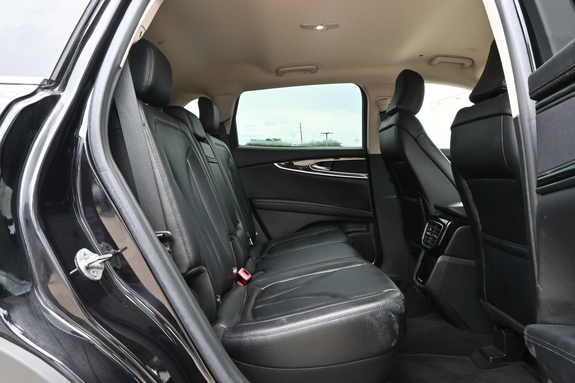 Used 2023 Lincoln Nautilus FWD w/ Premium Package image 24