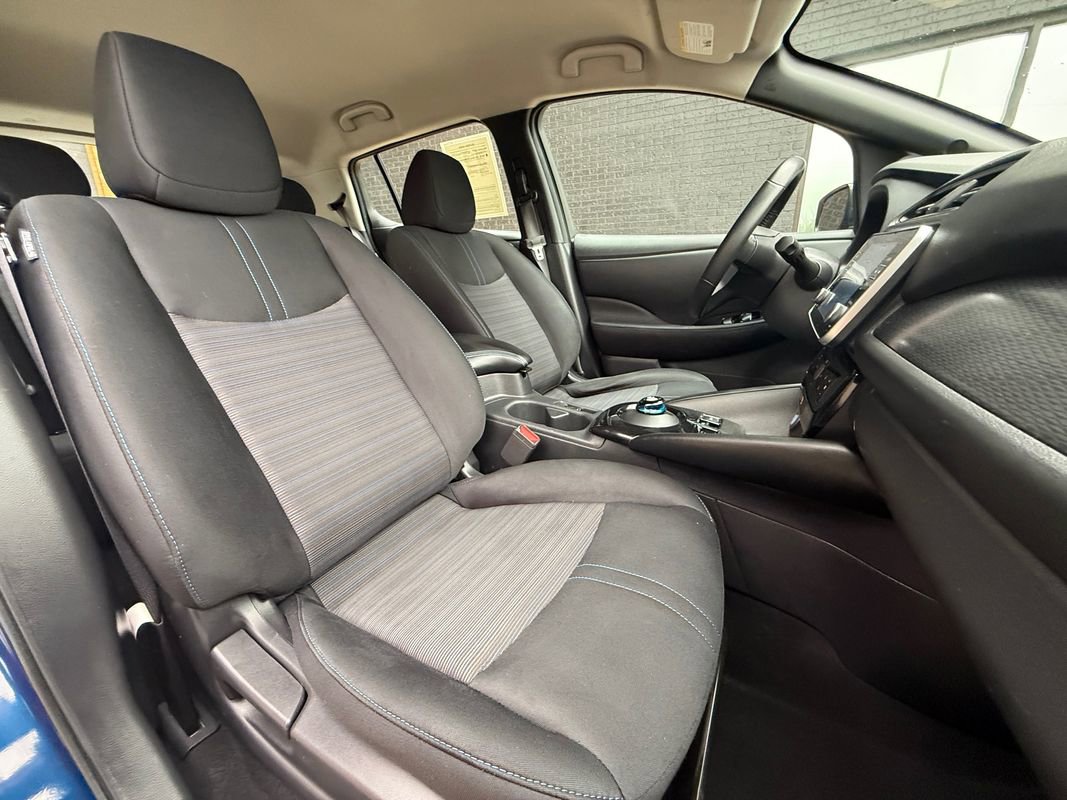 Used 2020 Nissan Leaf SV w/ SV Technology Package FWD image 4