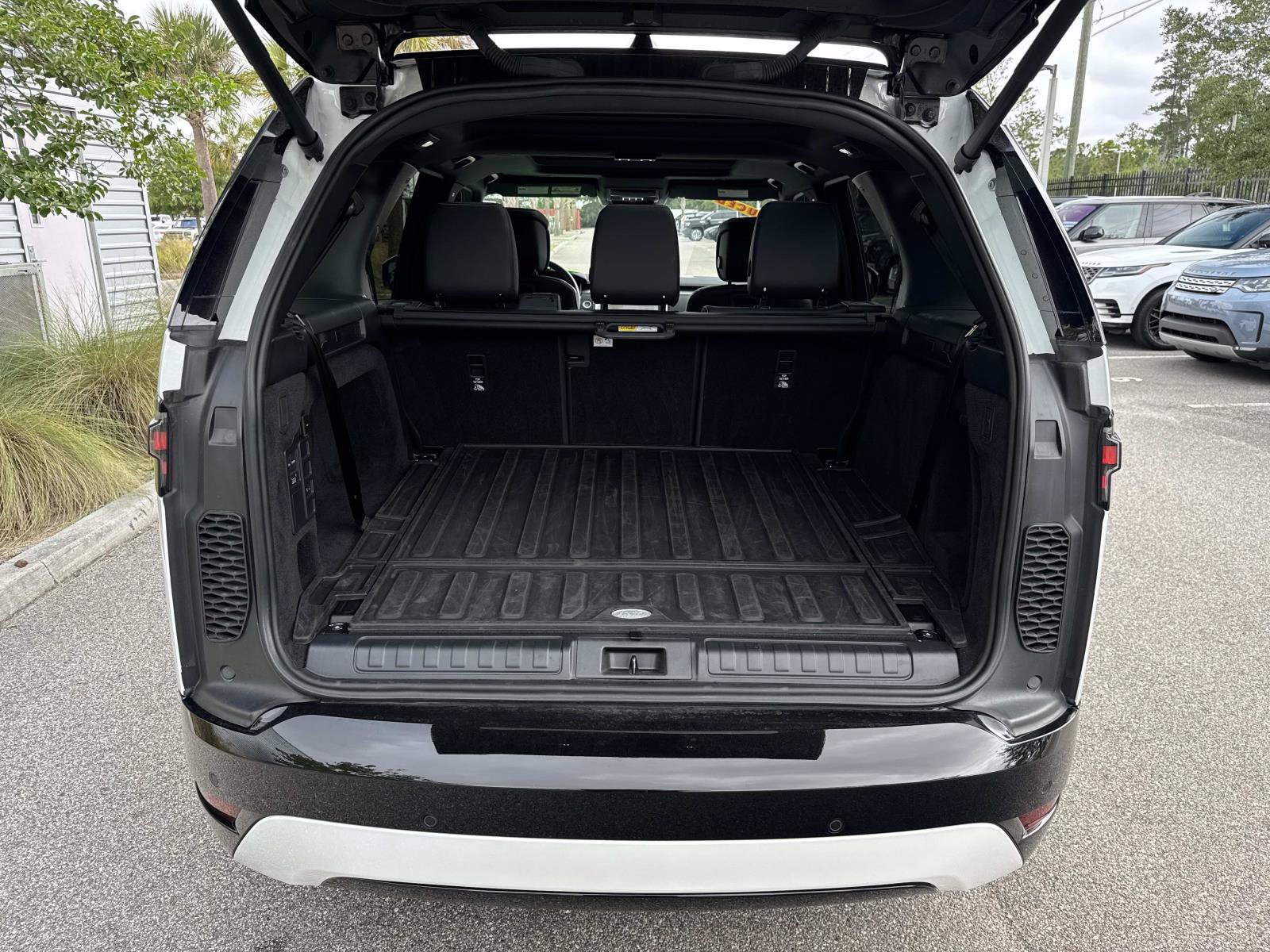 Certified 2025 Land Rover Discovery Dynamic SE AWD/4WD image 11