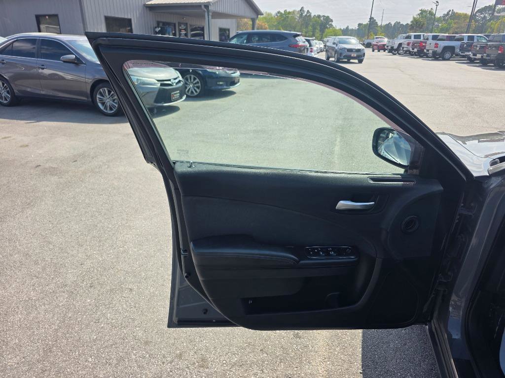 Used 2018 Dodge Charger SXT w/ Blacktop Package RWD image 6