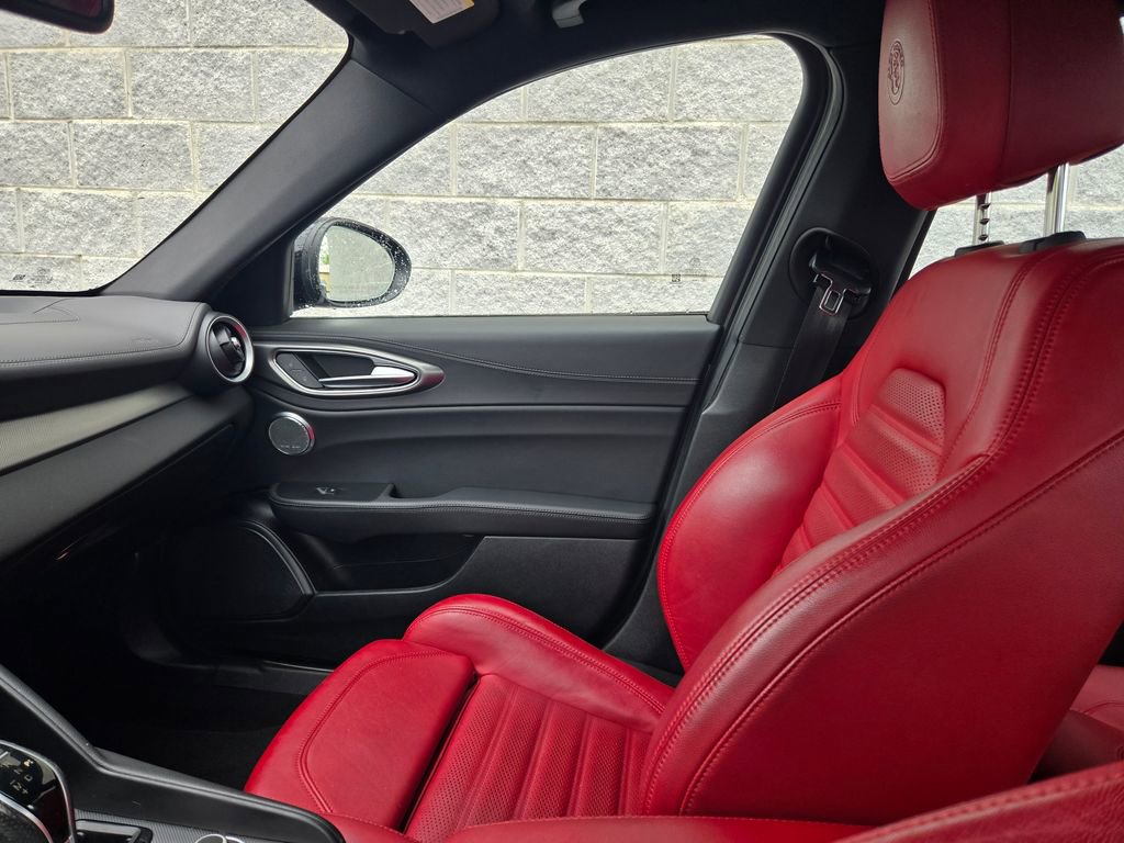 Used 2024 Alfa Romeo Giulia Veloce AWD/4WD image 31