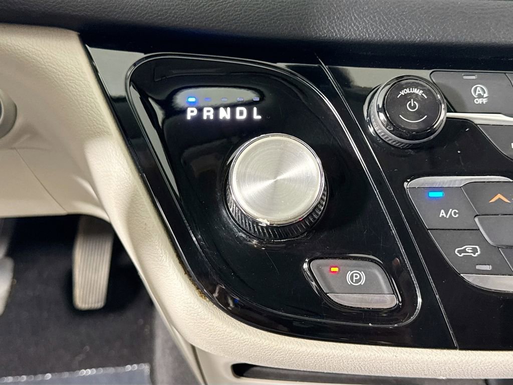 Used 2018 Chrysler Pacifica Touring-L FWD image 18