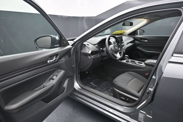Used 2025 Nissan Altima 2.5 SV FWD image 11