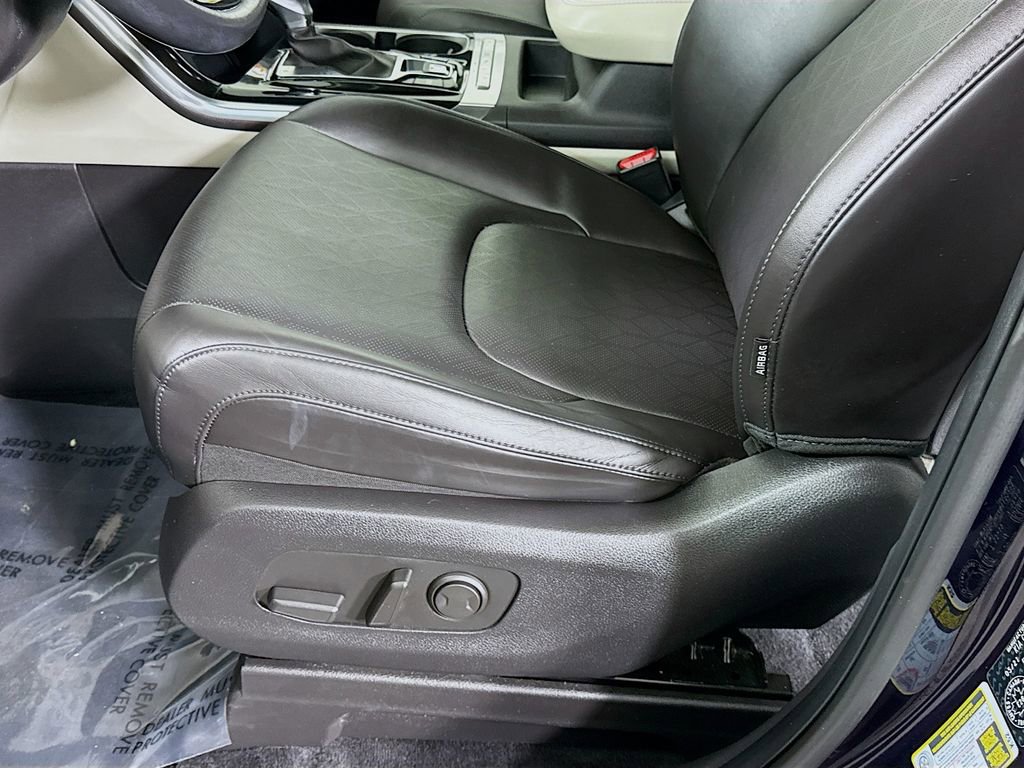 Used 2022 Kia Carnival EX image 24