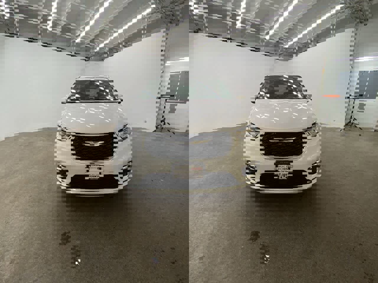 Used 2023 Chrysler Pacifica Touring-L image 9