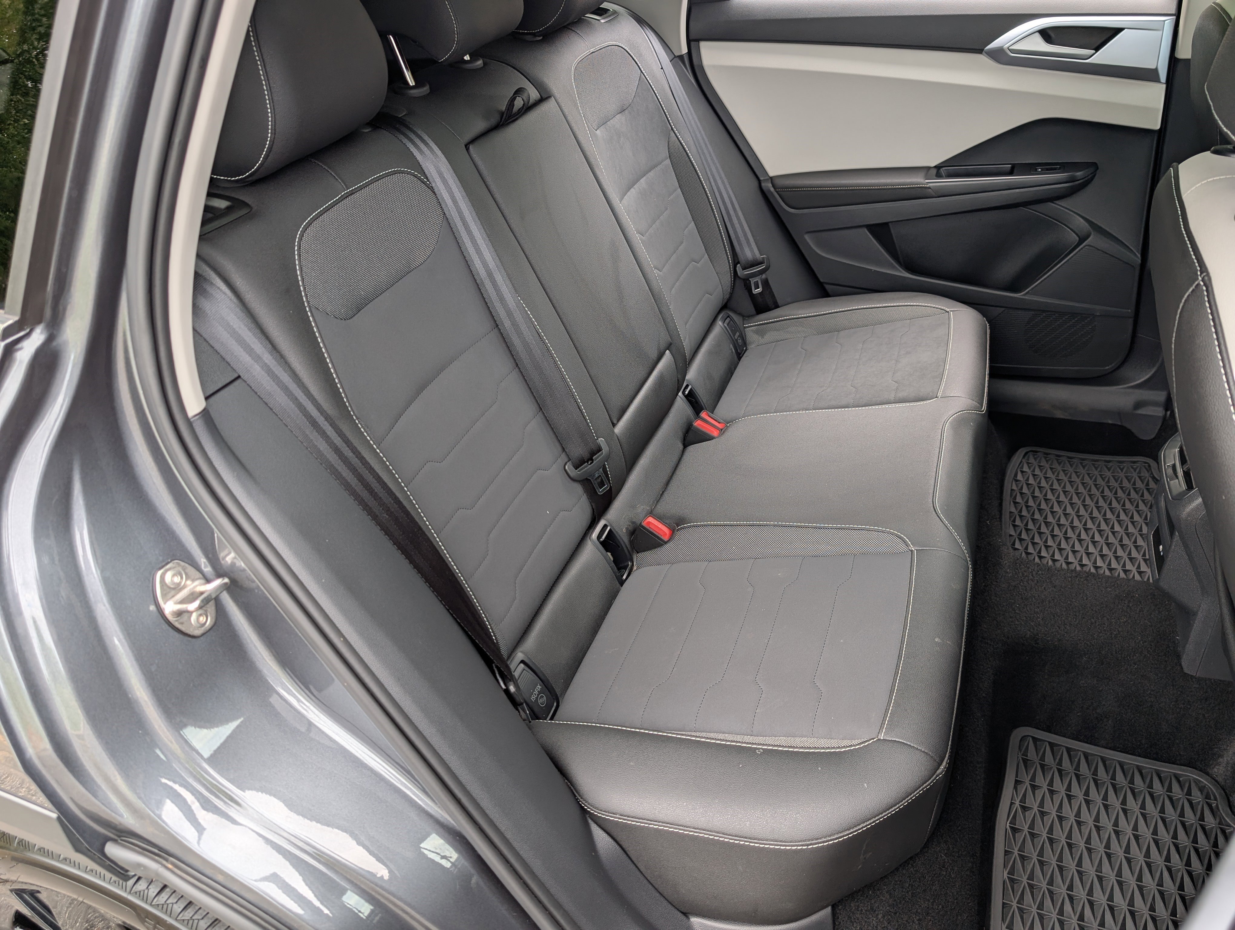Used 2025 Volkswagen Taos SE w/ Panoramic Sunroof Package FWD image 20