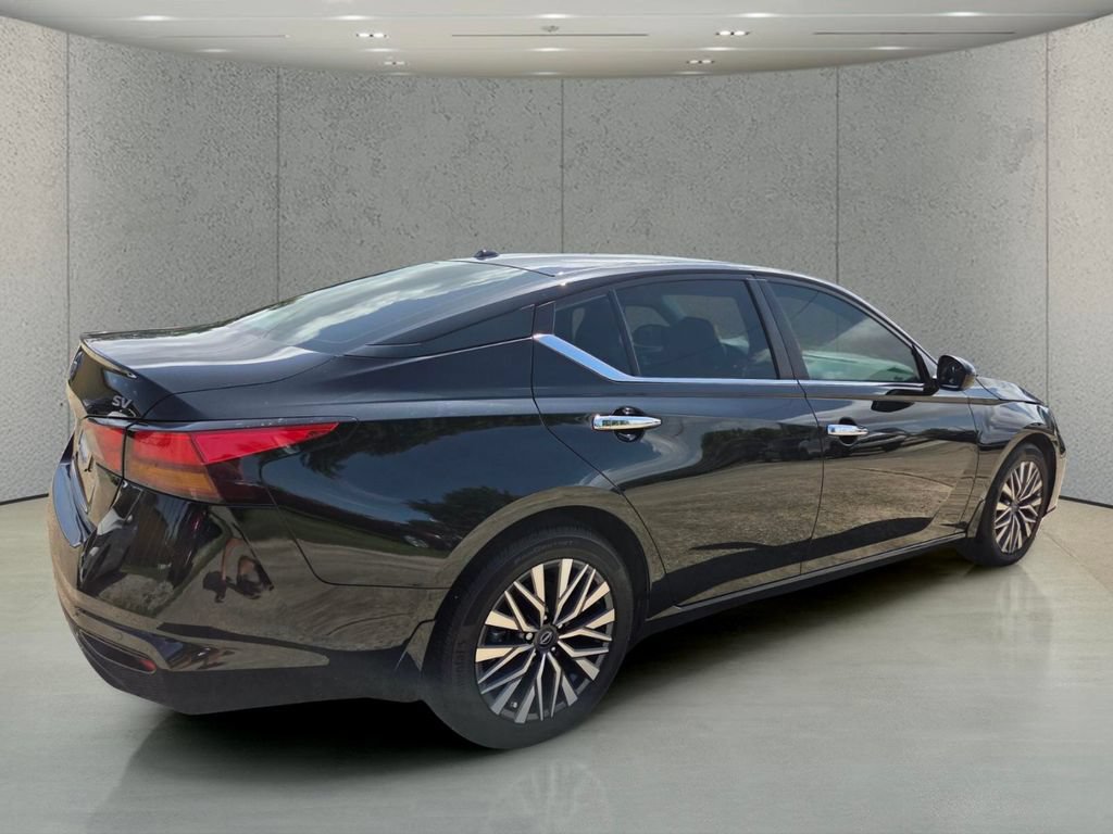 Used 2024 Nissan Altima 2.5 SV w/ SV Premium Package FWD image 5