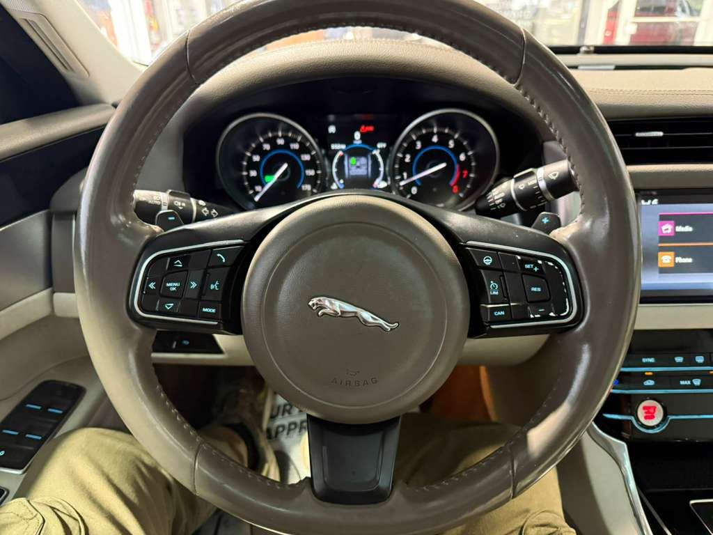 Used 2018 Jaguar XF Premium AWD/4WD image 10