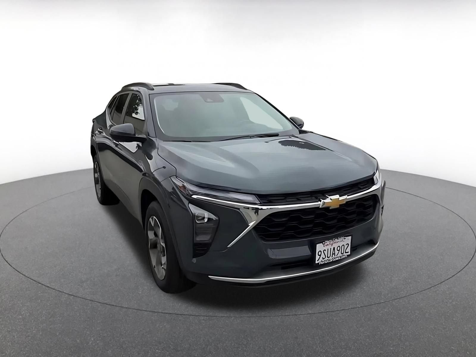 Used 2025 Chevrolet Trax LT w/ LT Convenience Package FWD image 3