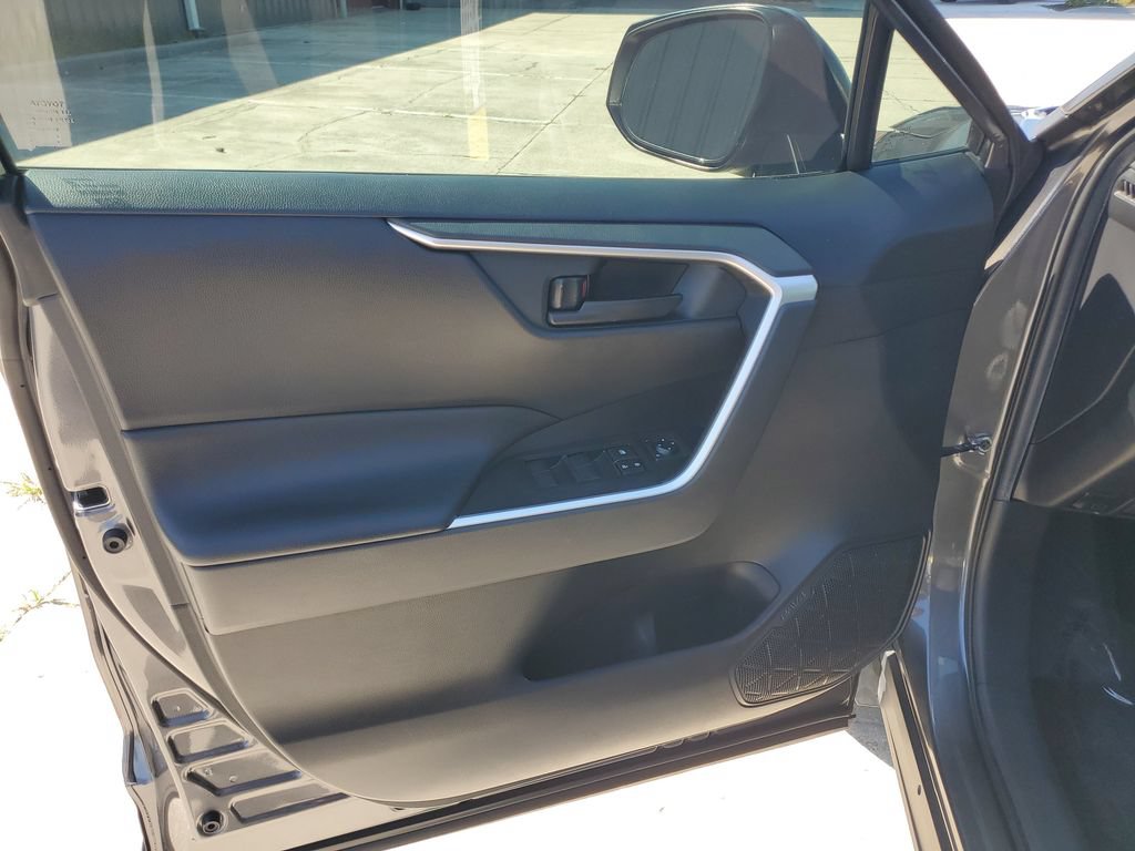 Used 2019 Toyota RAV4 LE FWD image 24
