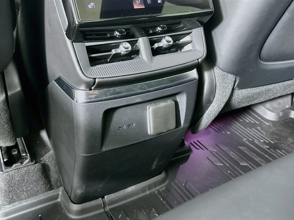 New 2027 Cadillac Vistiq Sport w/ LPO, Floor Liner Package AWD/4WD image 32