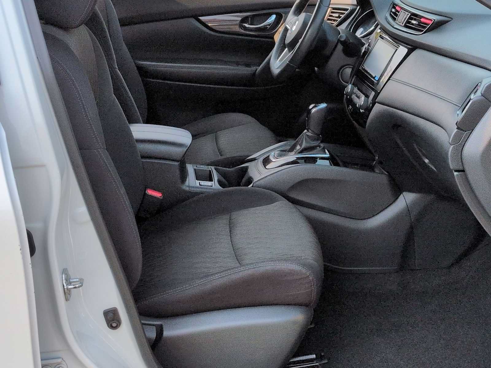 Used 2017 Nissan Rogue SV w/ SV Family Package AWD/4WD image 21