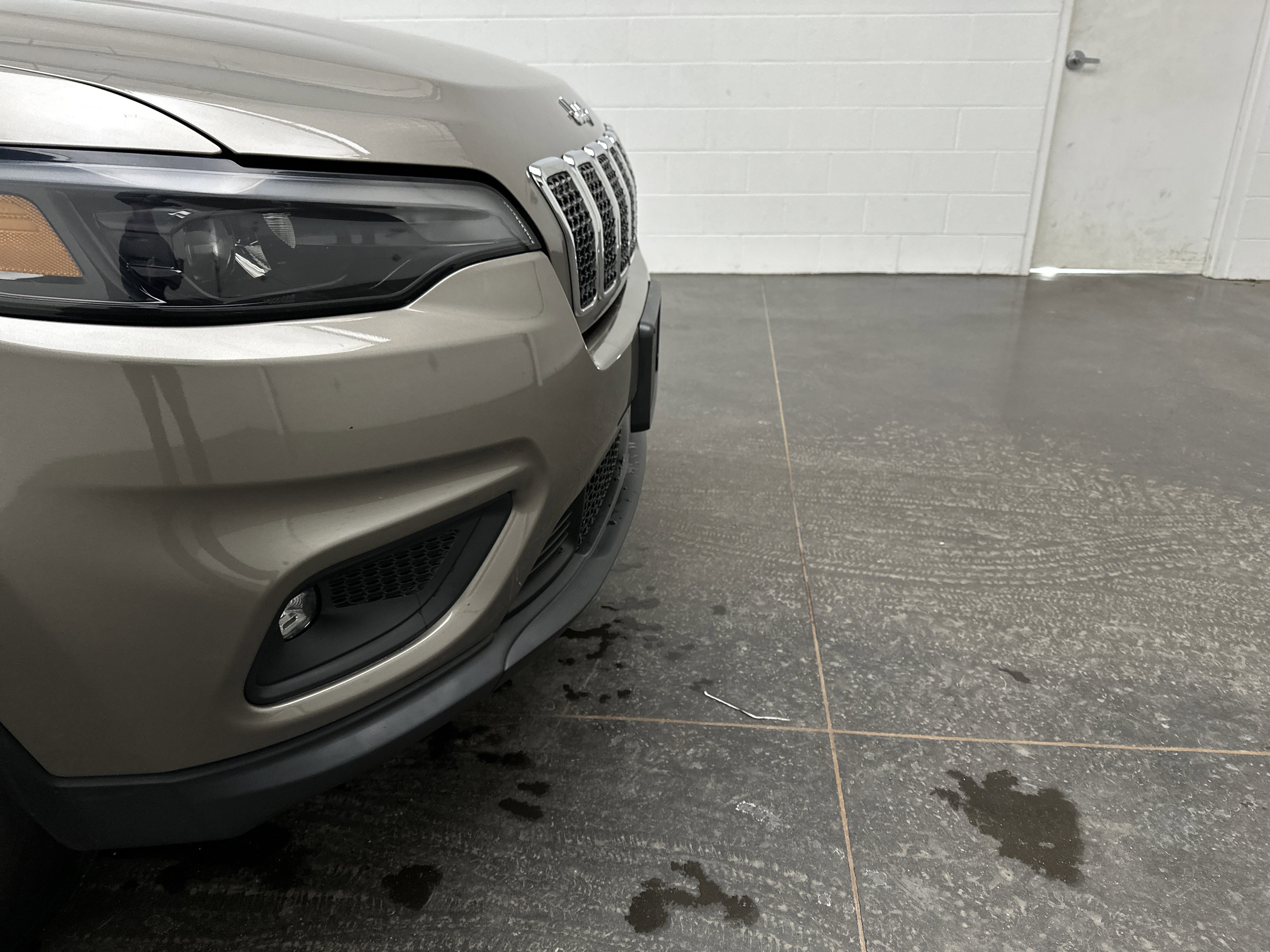 Used 2019 Jeep Cherokee Latitude Plus w/ Comfort/Convenience Group image 2