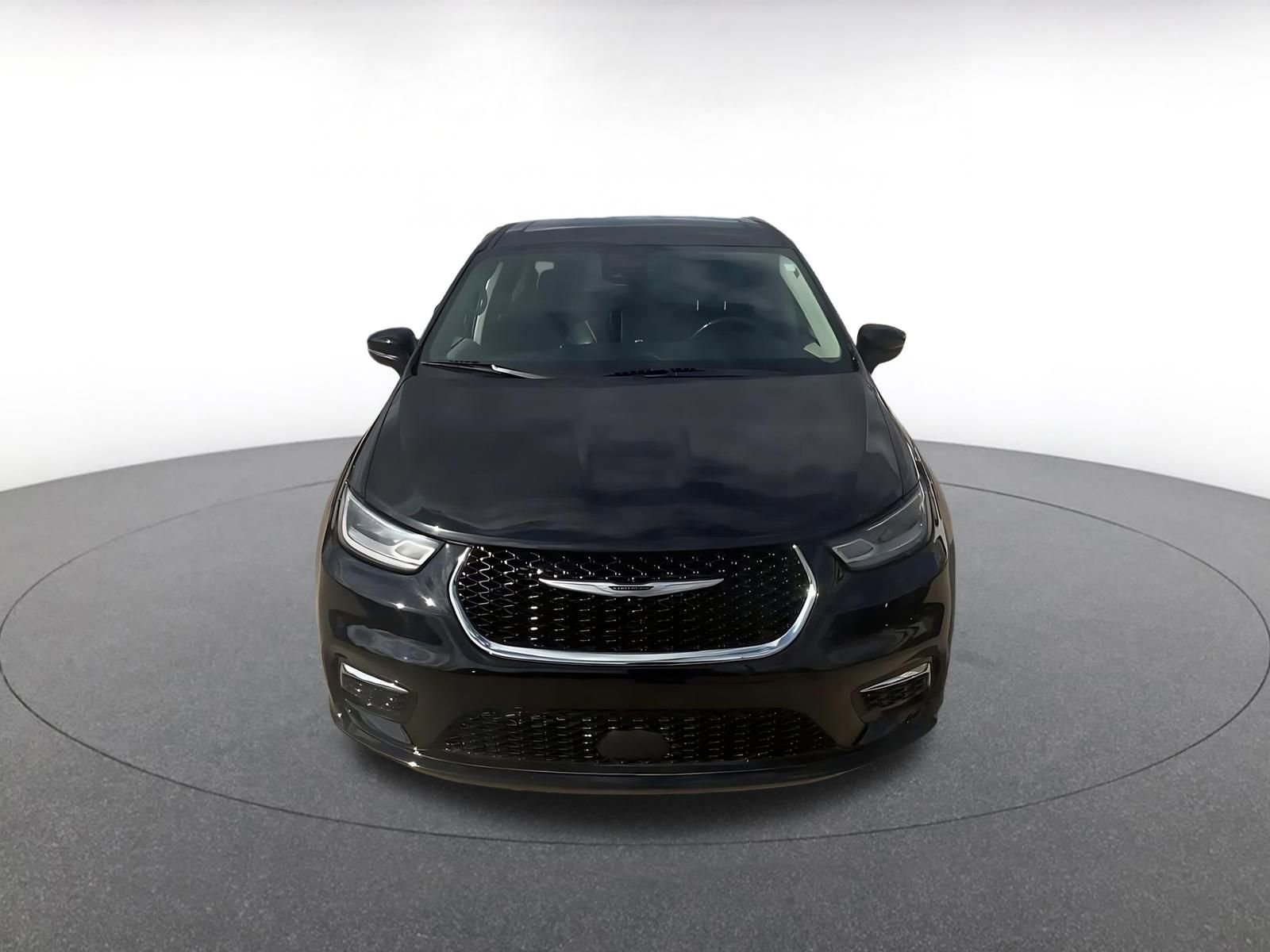 Used 2023 Chrysler Pacifica Touring-L image 4