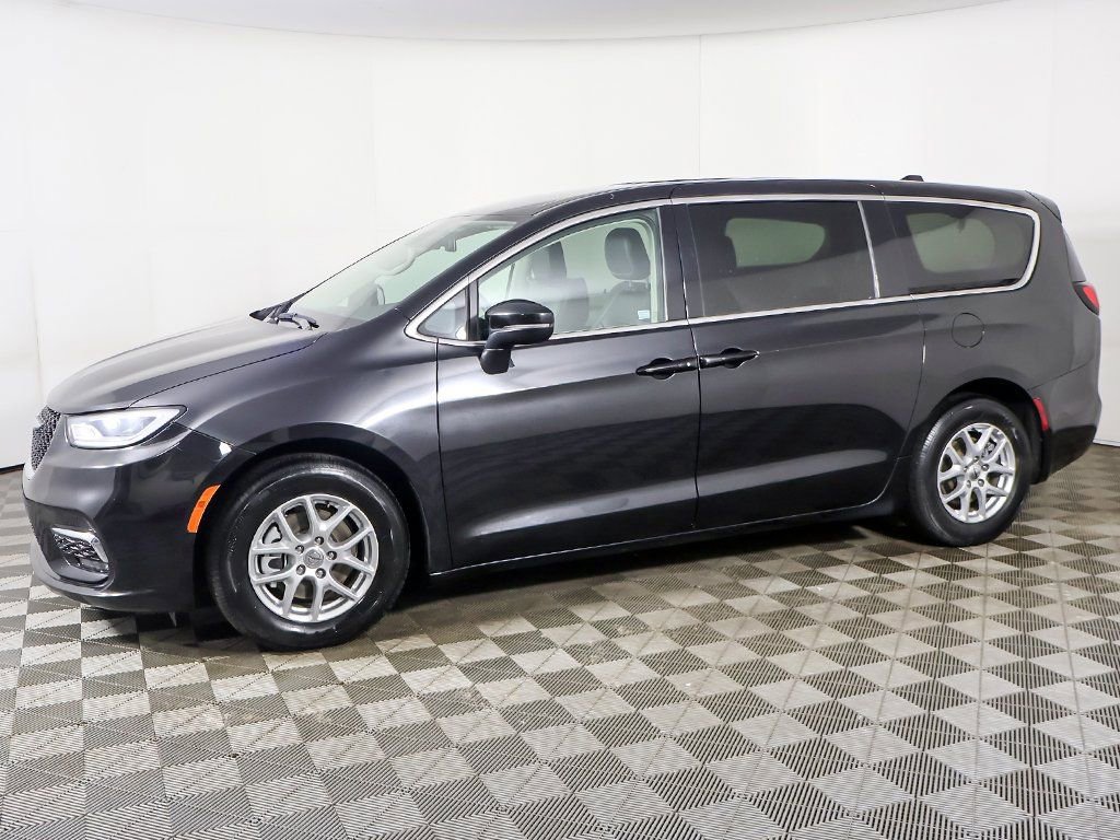 Used 2023 Chrysler Pacifica Touring-L image 18