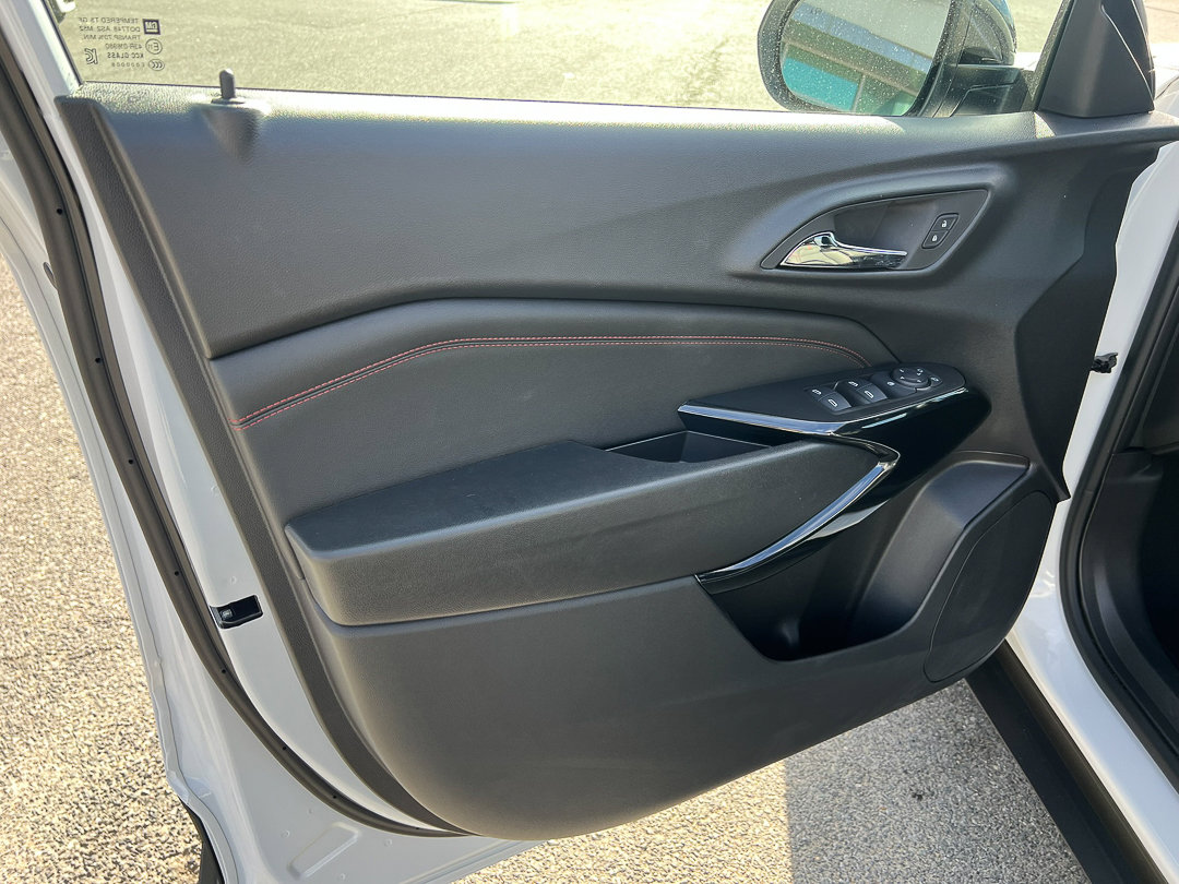 Used 2025 Chevrolet Trax RS w/ Sunroof Package image 12