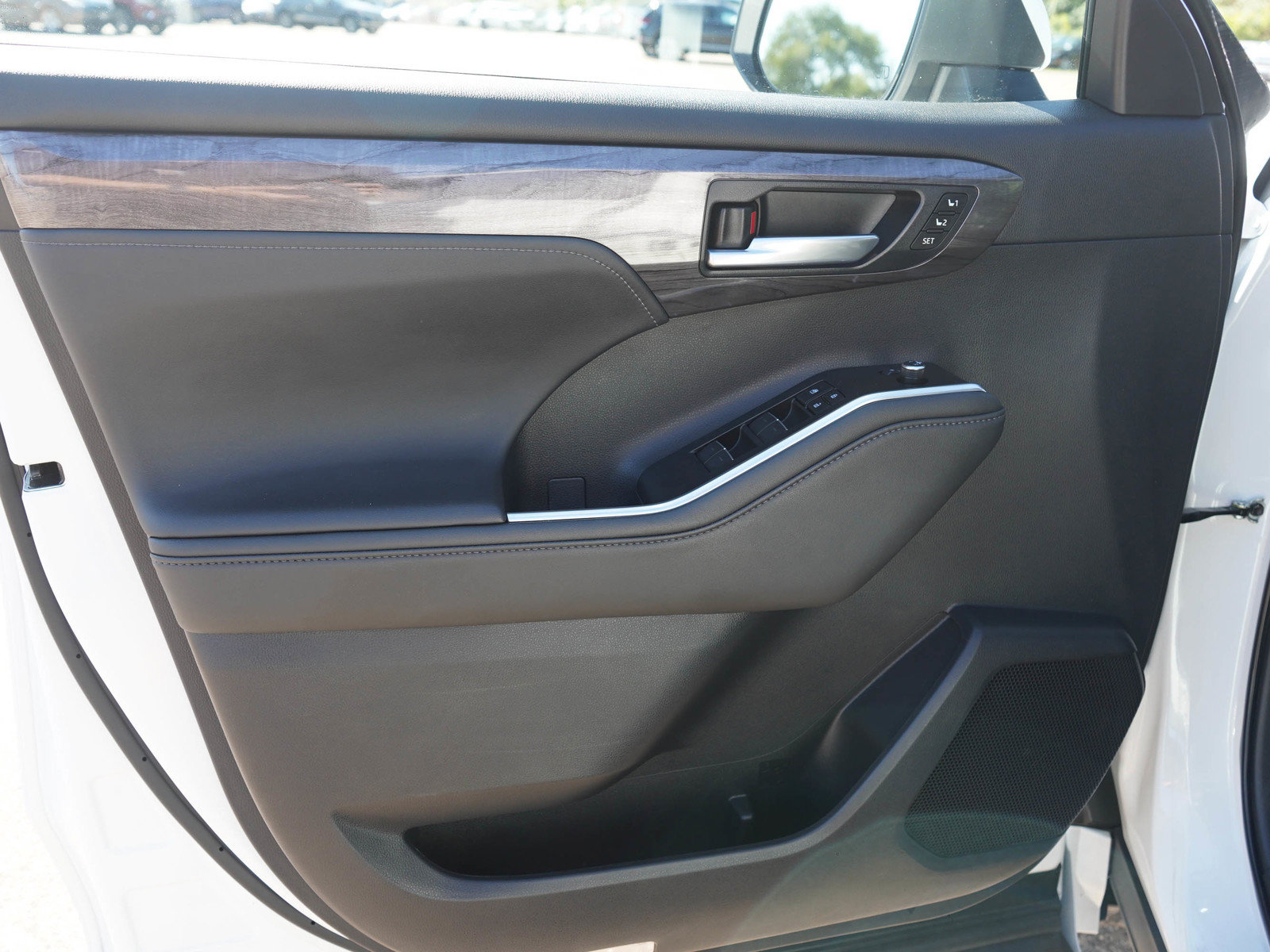 Used 2025 Toyota Highlander Platinum AWD/4WD image 22