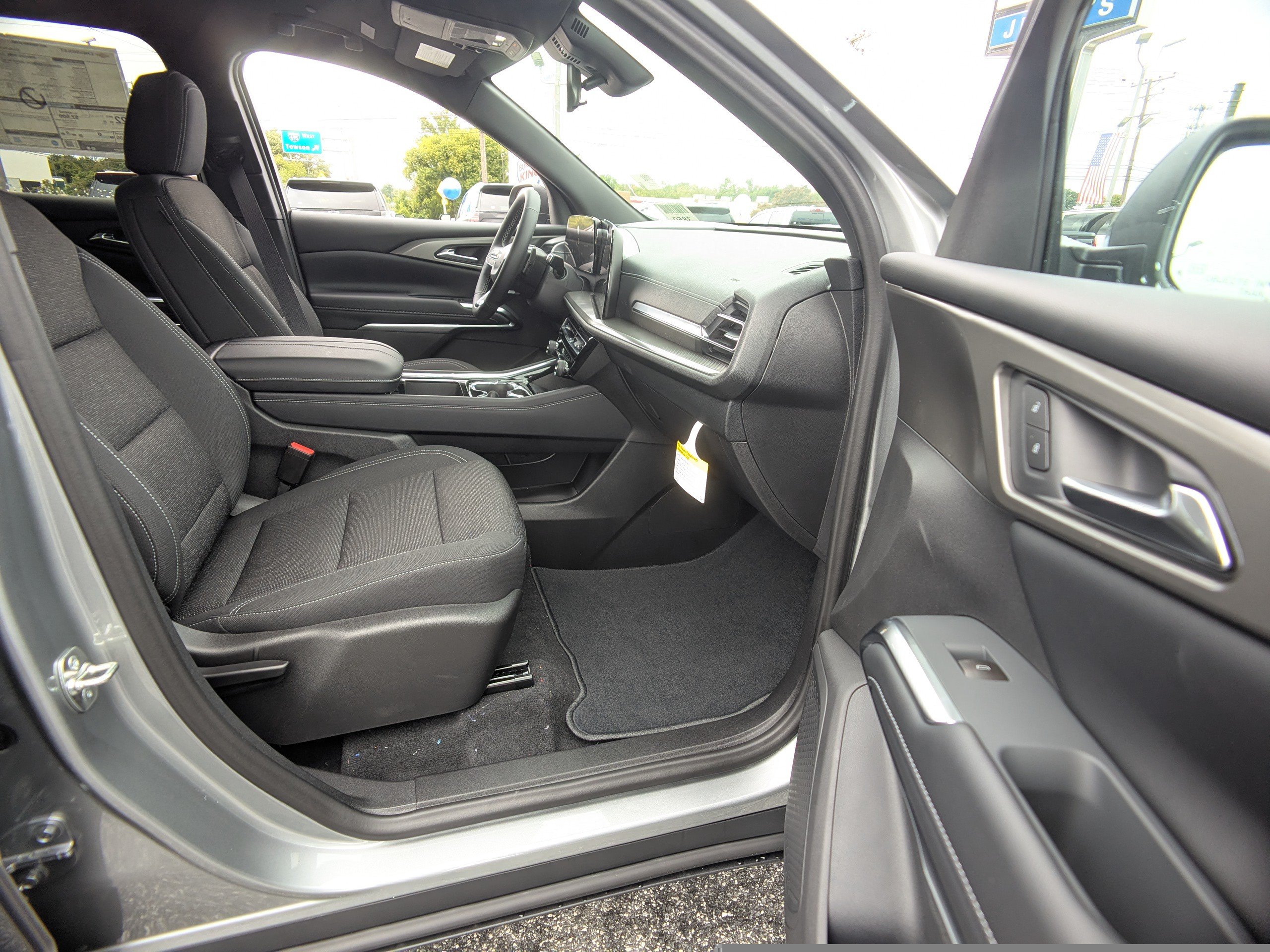 New 2027 Chevrolet Traverse LT FWD image 10