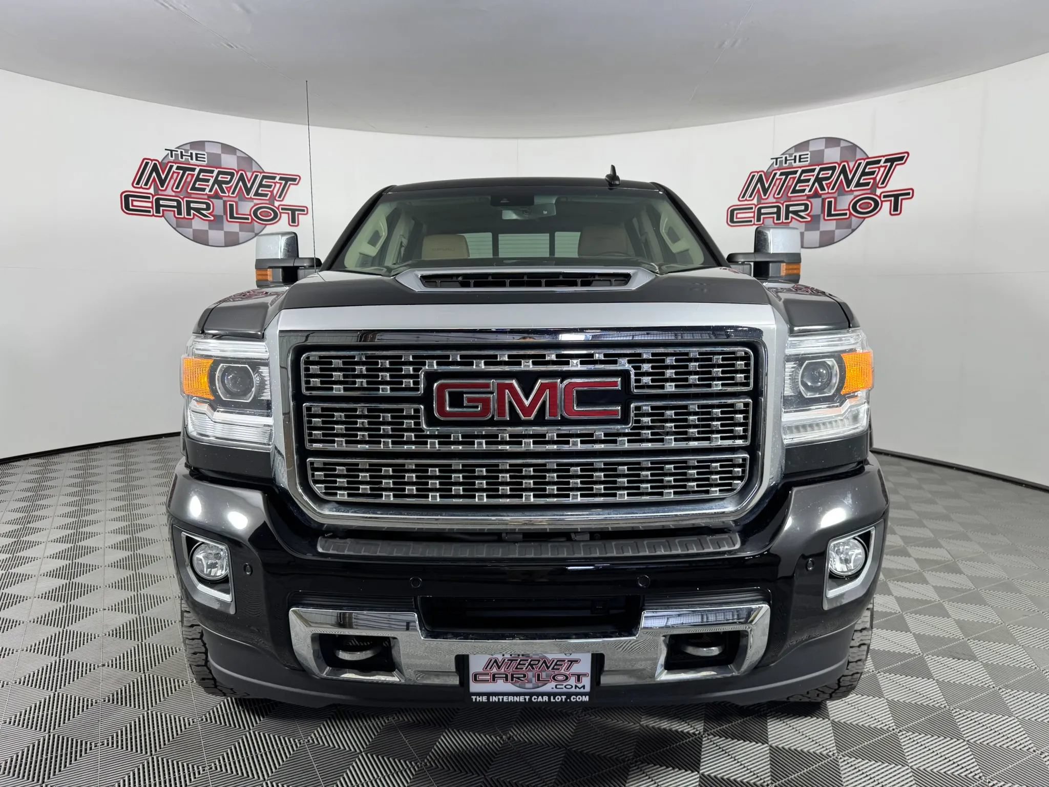 Used 2019 GMC Sierra 2500 Denali w/ Duramax Plus Package AWD/4WD image 2