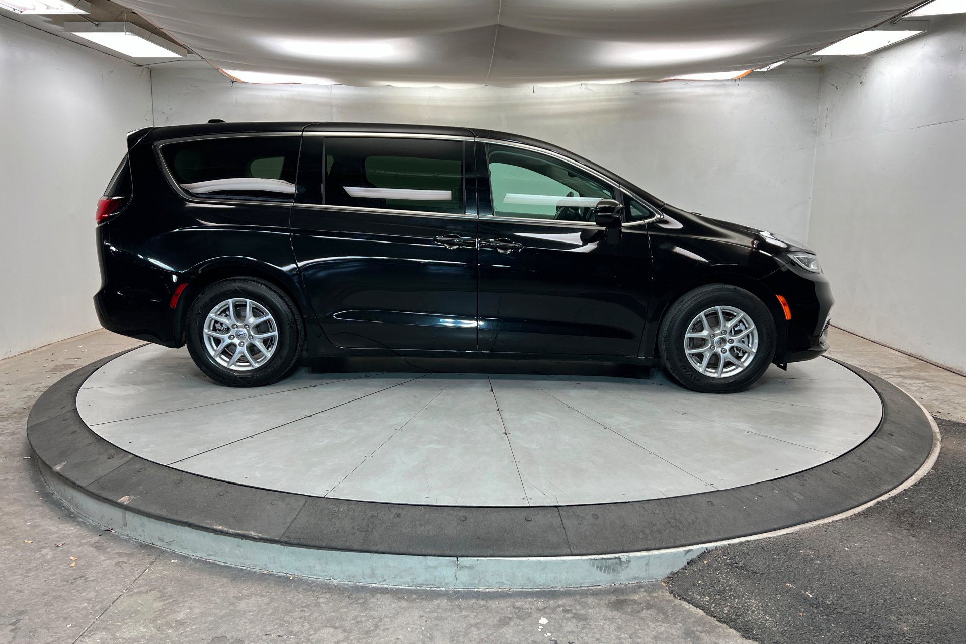Used 2024 Chrysler Pacifica Touring-L FWD image 6