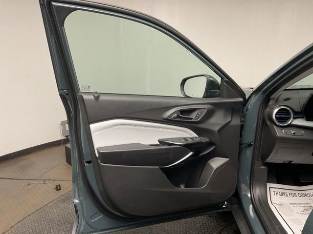 New 2026 Chevrolet Trax LT w/ Midnight Edition FWD image 9