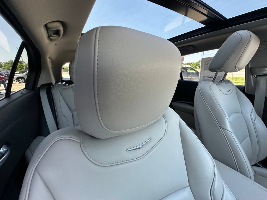 Used 2022 Cadillac XT4 Luxury w/ Cold Weather Package FWD image 10