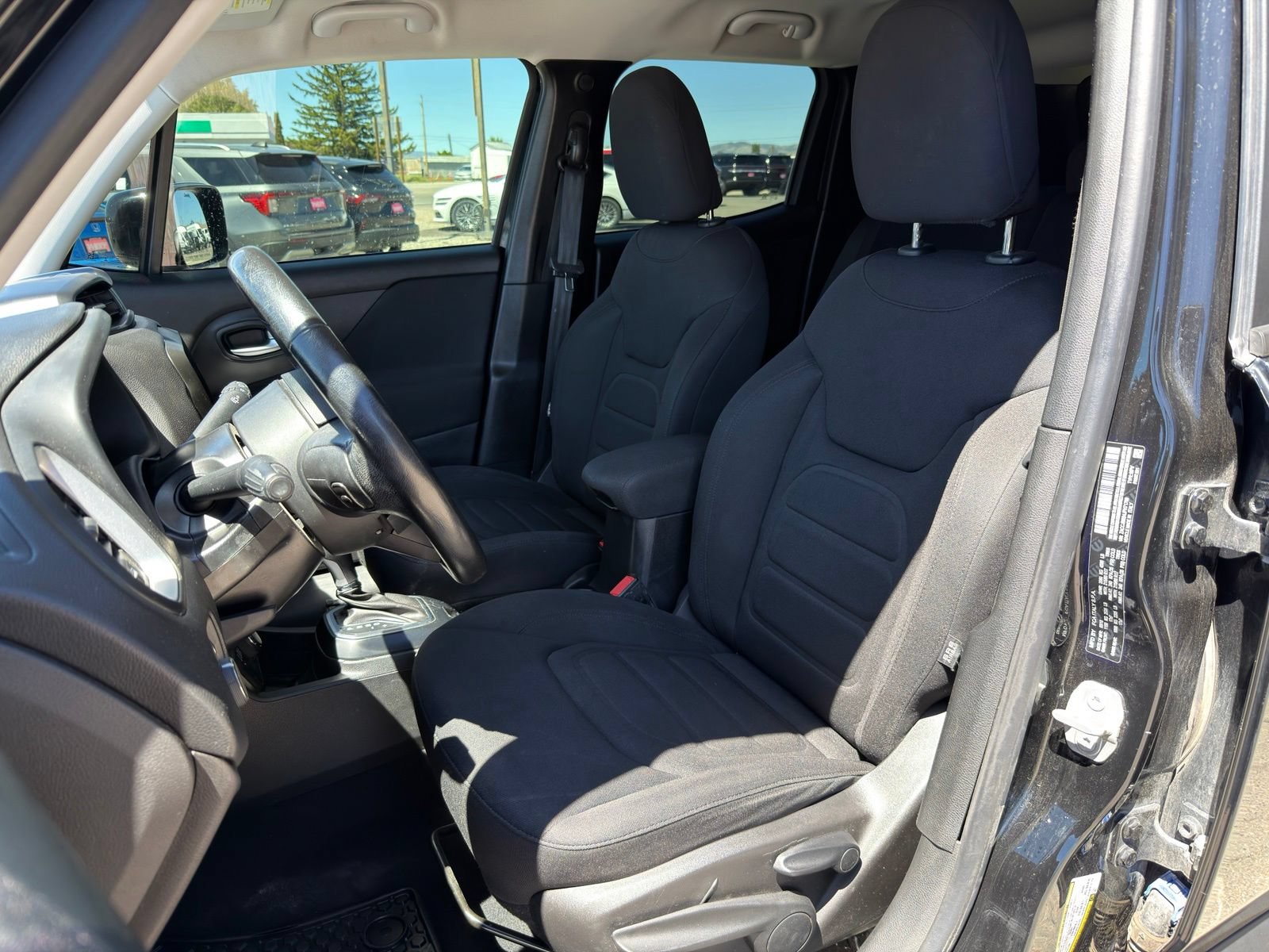 Used 2018 Jeep Renegade Latitude w/ Cold Weather Group AWD/4WD image 14