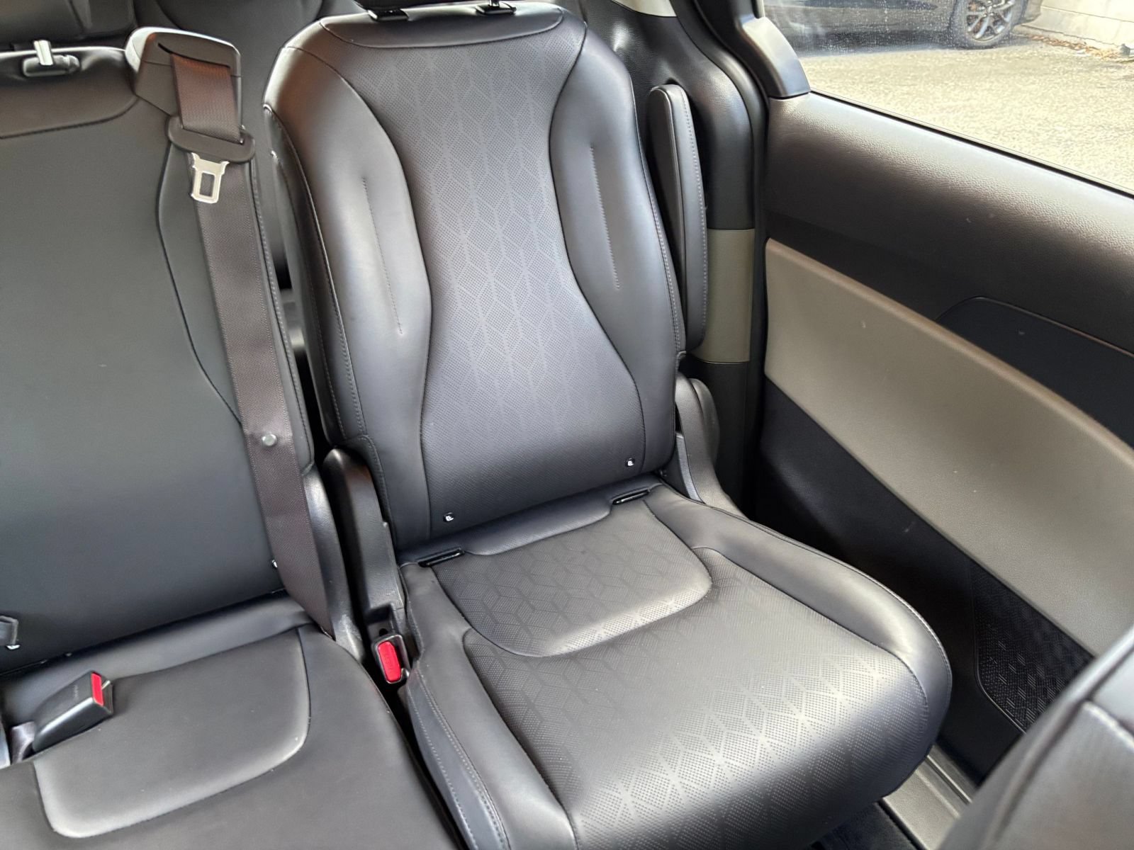 Used 2026 Kia Carnival FWD image 40