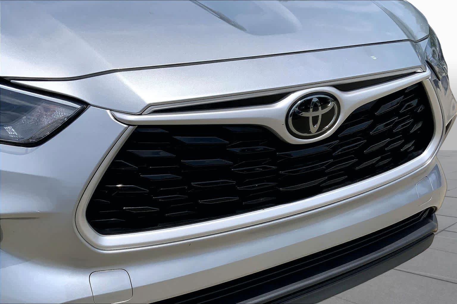 Used 2023 Toyota Highlander LE FWD image 31