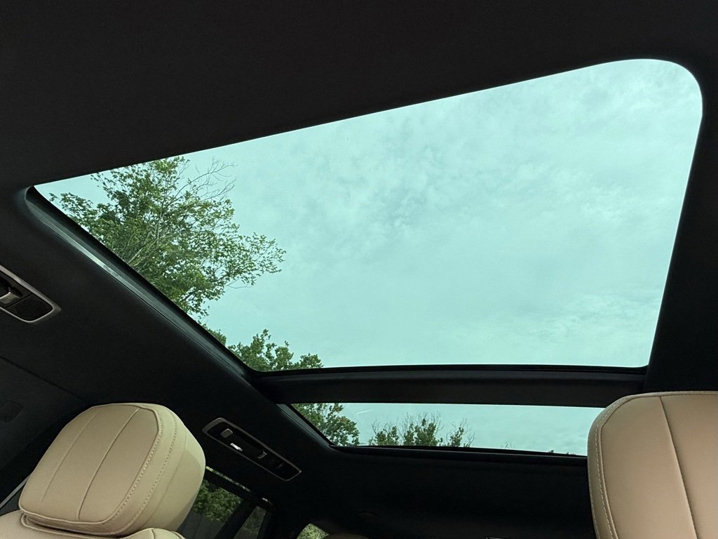 New 2025 Land Rover Range Rover Long Wheelbase SE image 32