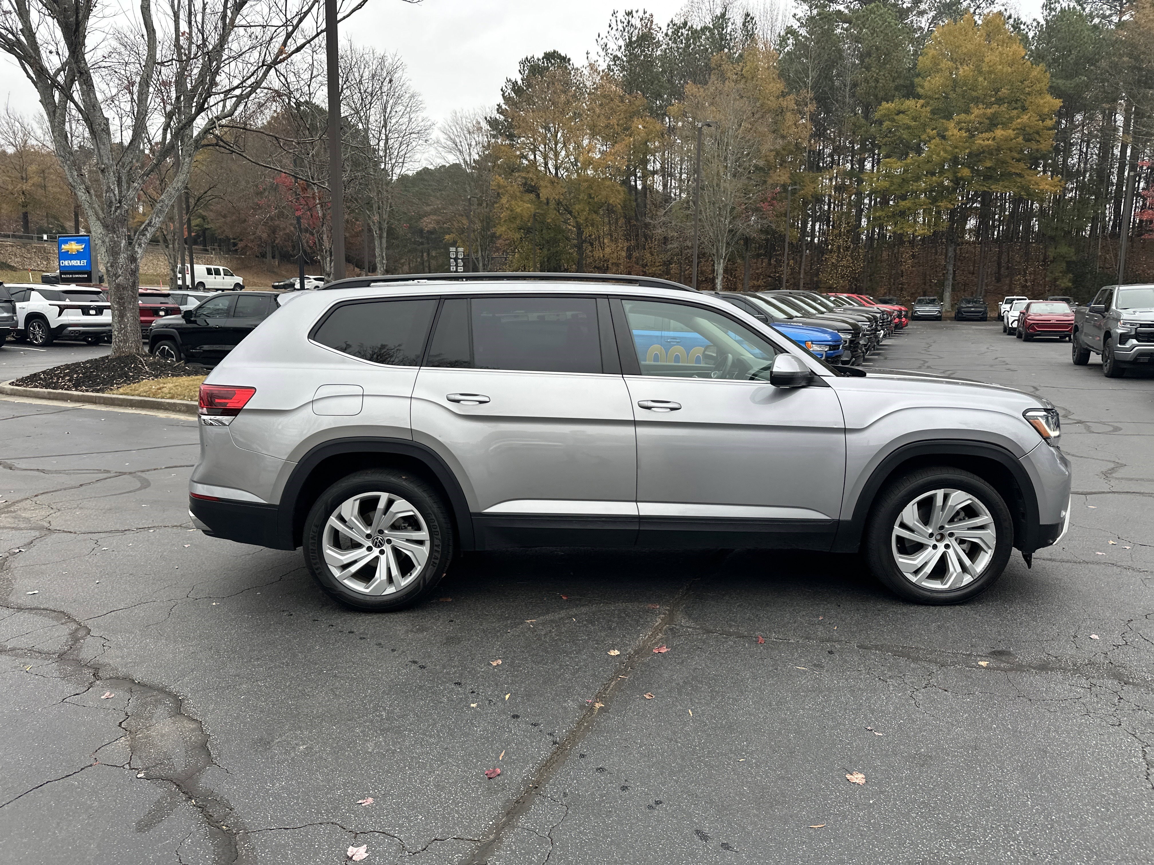 Used 2022 Volkswagen Atlas SE w/ Panoramic Sunroof Package image 4
