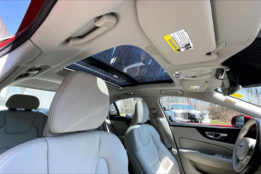 Used 2019 Volvo S60 T6 Momentum image 12